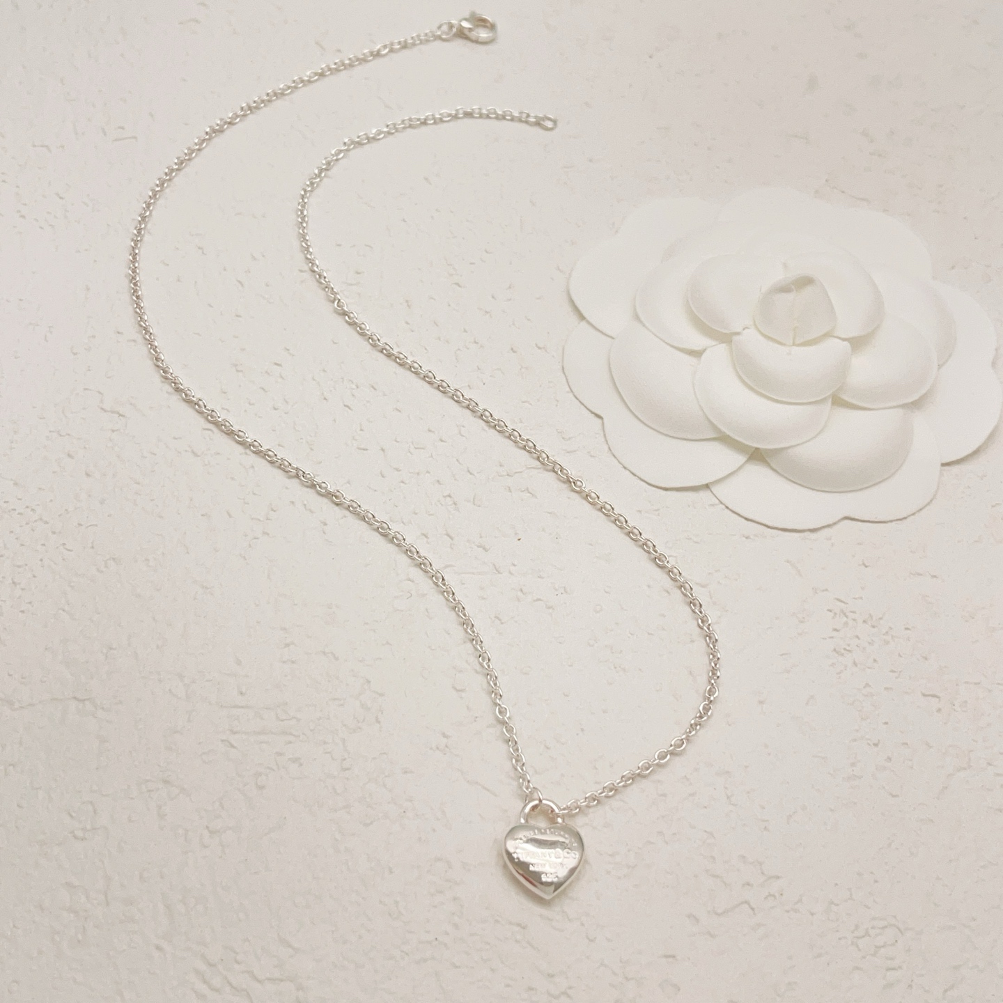 【Tiffany*帝芙尼最新款🆕🆕银色光面爱心项链】一致官网黄铜材质，非常的上镜‼️设计很特别值得入手。