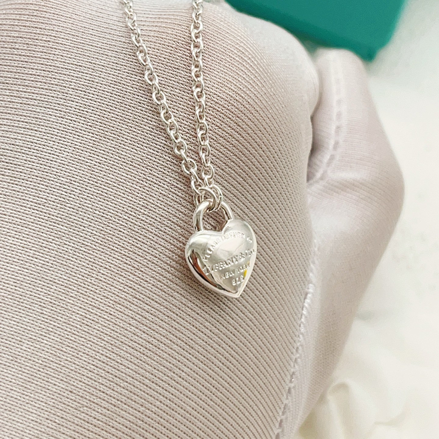 【Tiffany*帝芙尼最新款🆕🆕银色光面爱心项链】一致官网黄铜材质，非常的上镜‼️设计很特别值得入手。