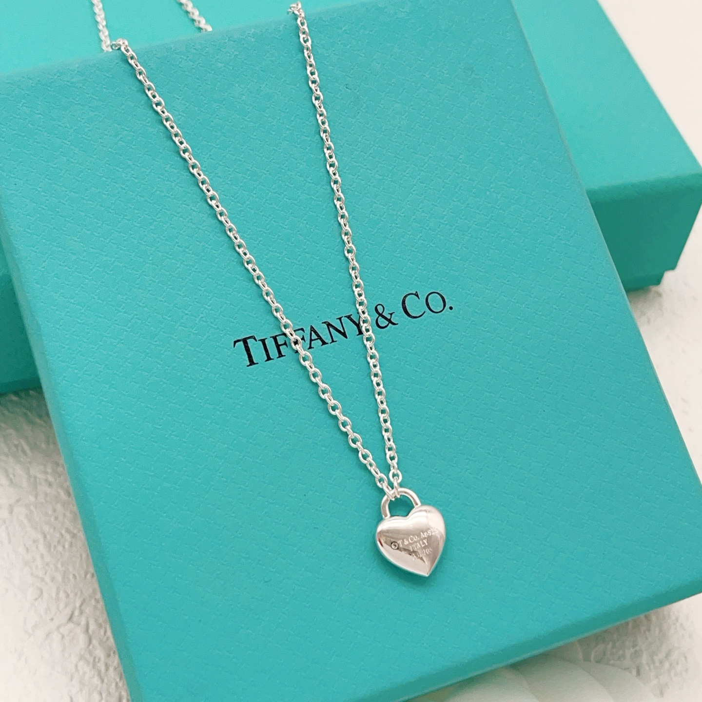 【Tiffany*帝芙尼最新款🆕🆕银色光面爱心项链】一致官网黄铜材质，非常的上镜‼️设计很特别值得入手。