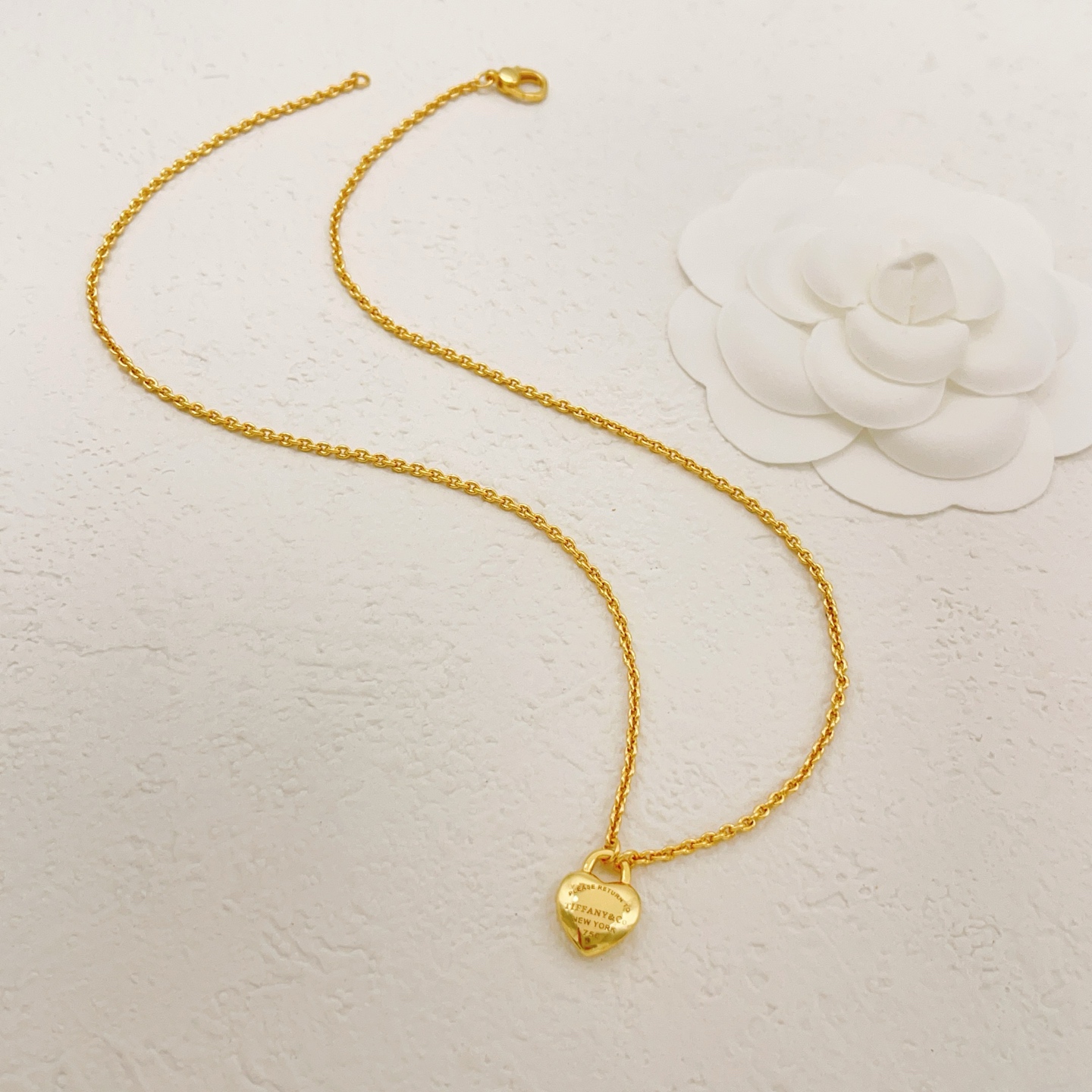 【Tiffany*帝芙尼最新款🆕🆕金色光面爱心项链】一致官网黄铜材质，非常的上镜‼️设计很特别值得入手。