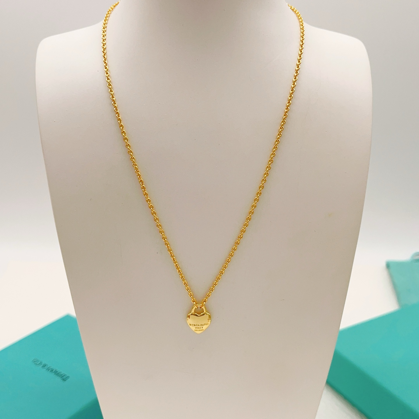 【Tiffany*帝芙尼最新款🆕🆕金色光面爱心项链】一致官网黄铜材质，非常的上镜‼️设计很特别值得入手。