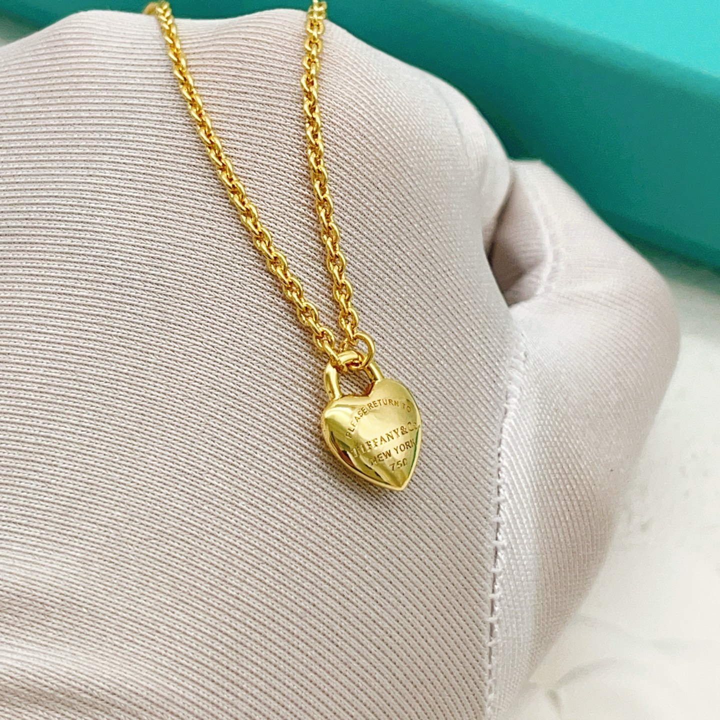 【Tiffany*帝芙尼最新款🆕🆕金色光面爱心项链】一致官网黄铜材质，非常的上镜‼️设计很特别值得入手。