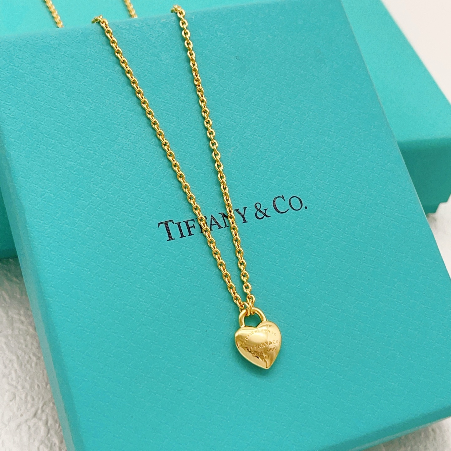【Tiffany*帝芙尼最新款🆕🆕金色光面爱心项链】一致官网黄铜材质，非常的上镜‼️设计很特别值得入手。
