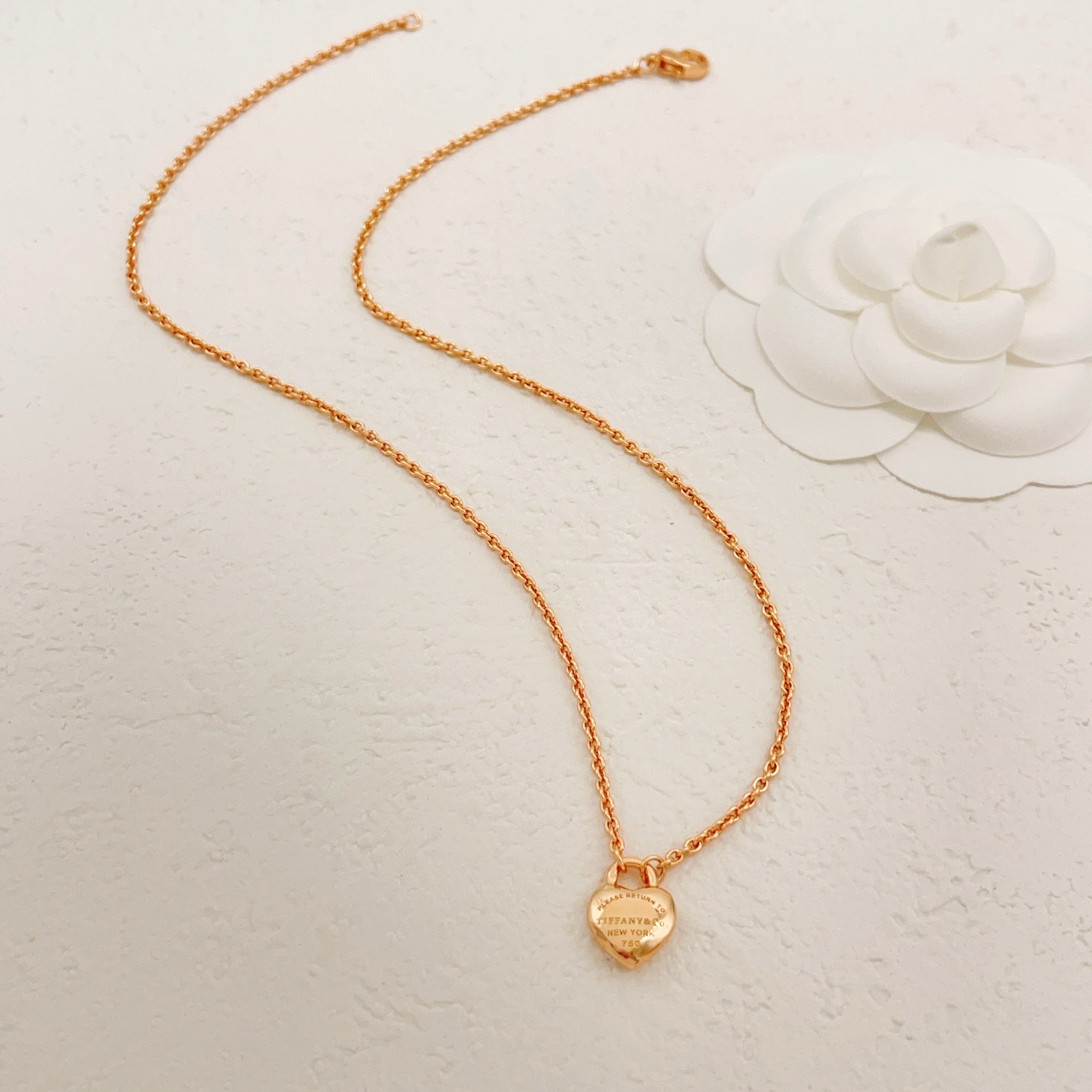 【Tiffany*帝芙尼最新款🆕🆕玫瑰金光面爱心项链】一致官网黄铜材质，非常的上镜‼️设计很特别值得入手