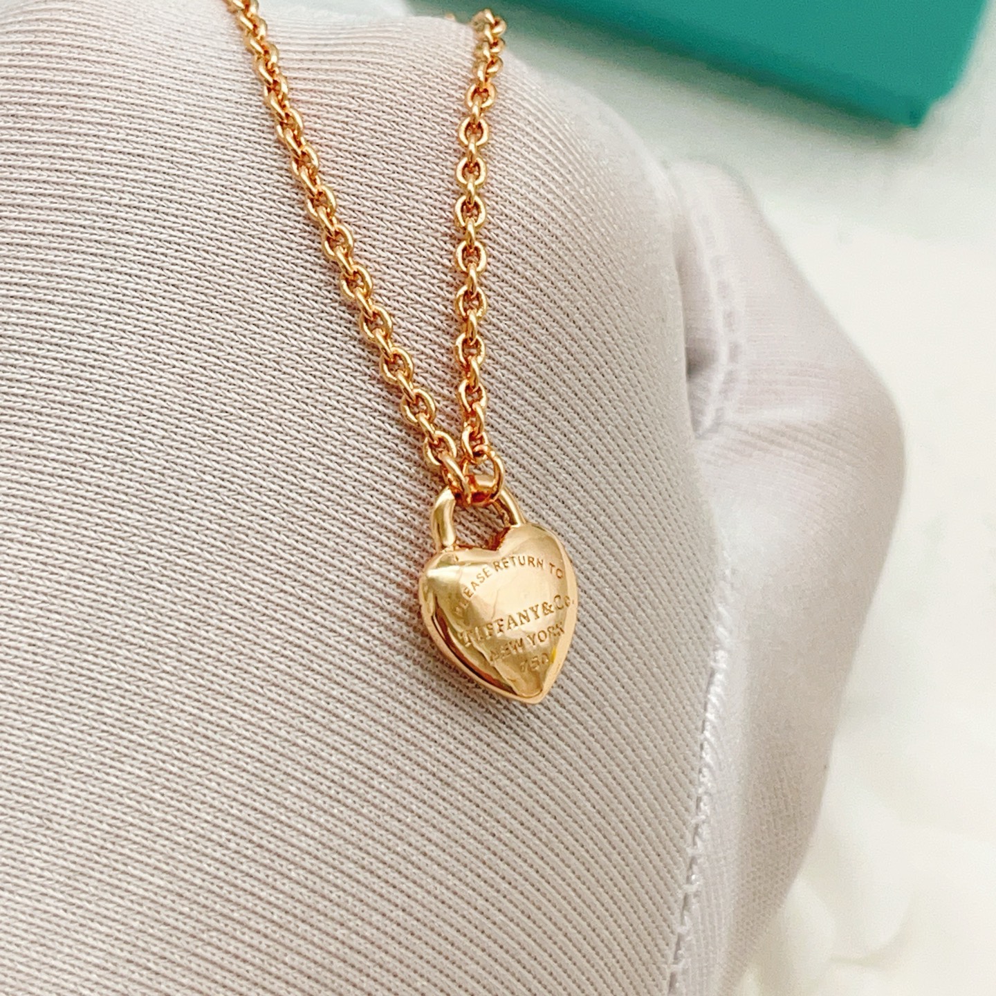 【Tiffany*帝芙尼最新款🆕🆕玫瑰金光面爱心项链】一致官网黄铜材质，非常的上镜‼️设计很特别值得入手