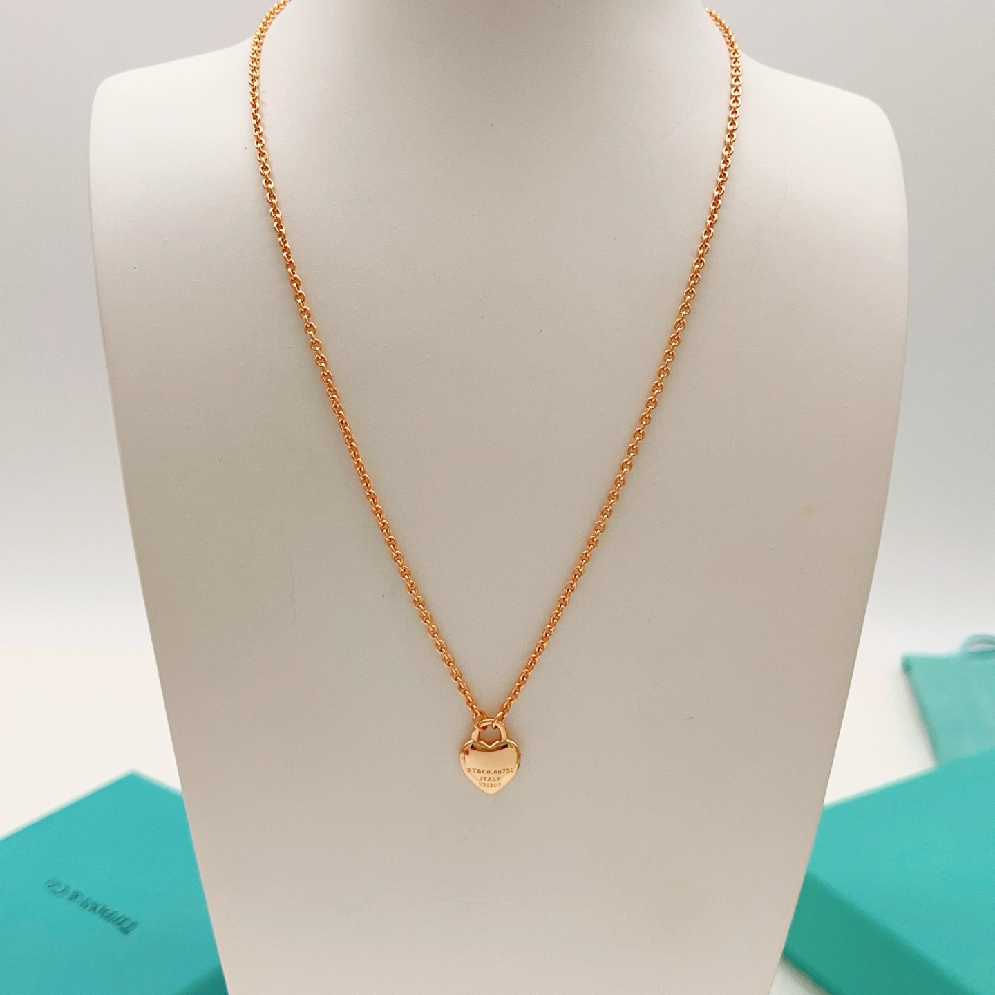 【Tiffany*帝芙尼最新款🆕🆕玫瑰金光面爱心项链】一致官网黄铜材质，非常的上镜‼️设计很特别值得入手