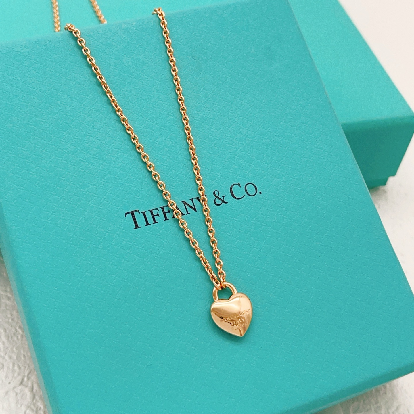 【Tiffany*帝芙尼最新款🆕🆕玫瑰金光面爱心项链】一致官网黄铜材质，非常的上镜‼️设计很特别值得入手
