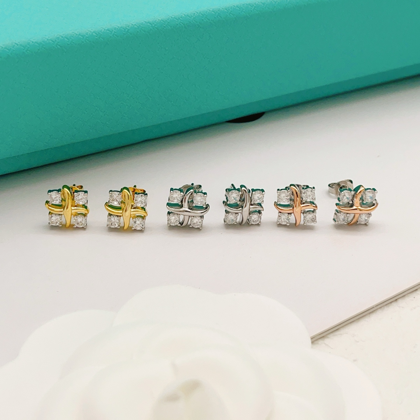【Tiffany*帝芙尼最新款🆕🆕银色四钻方钻X耳钉】一致官网黄铜材质，非常的上镜‼️设计很特别值得入手