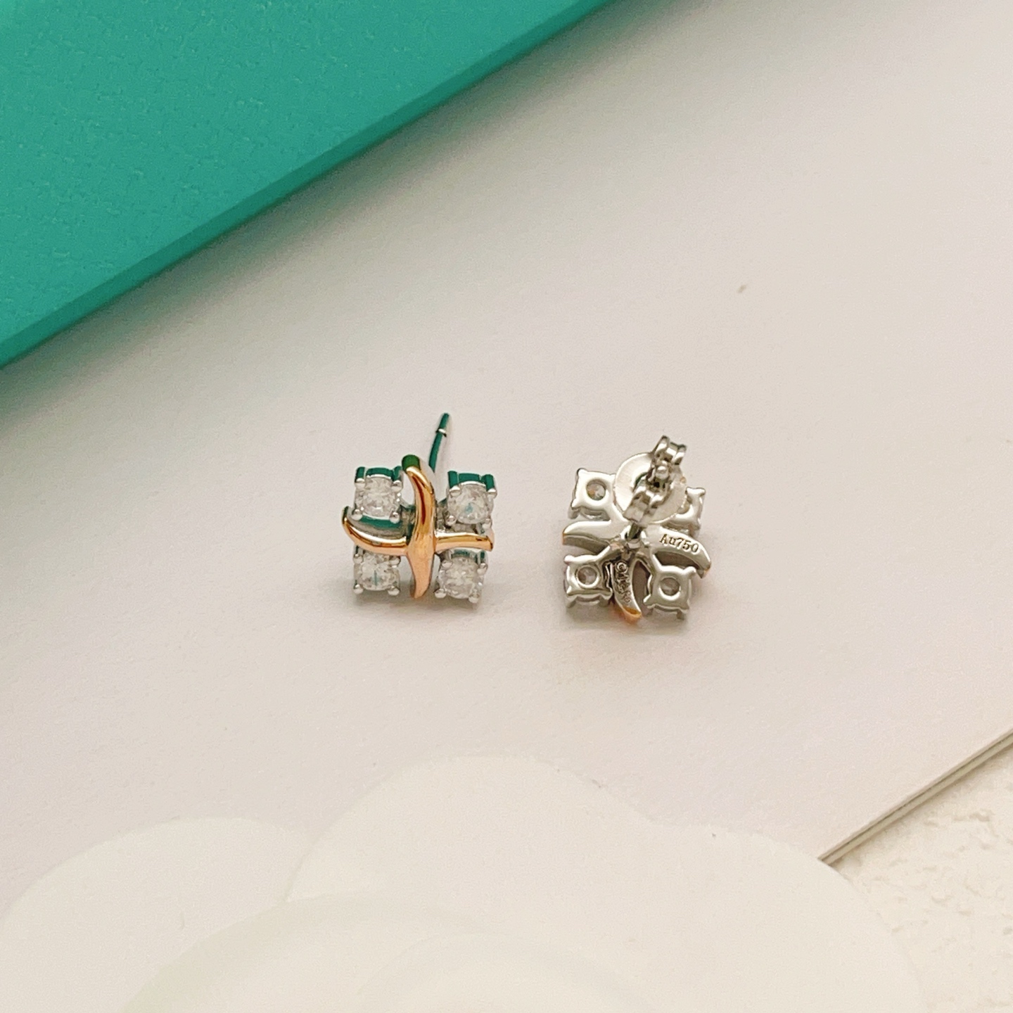 【Tiffany*帝芙尼最新款🆕🆕玫瑰金四钻方钻X耳钉】一致官网黄铜材质，非常的上镜‼️设计很特别值得入