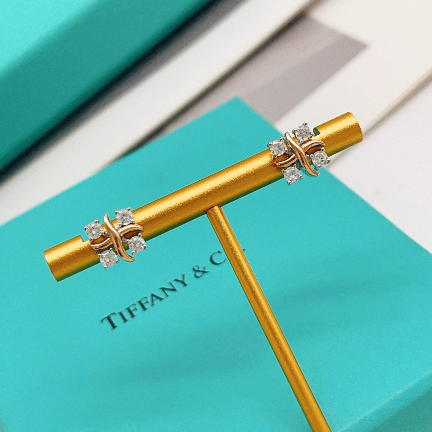 【Tiffany*帝芙尼最新款🆕🆕玫瑰金四钻方钻X耳钉】一致官网黄铜材质，非常的上镜‼️设计很特别值得入