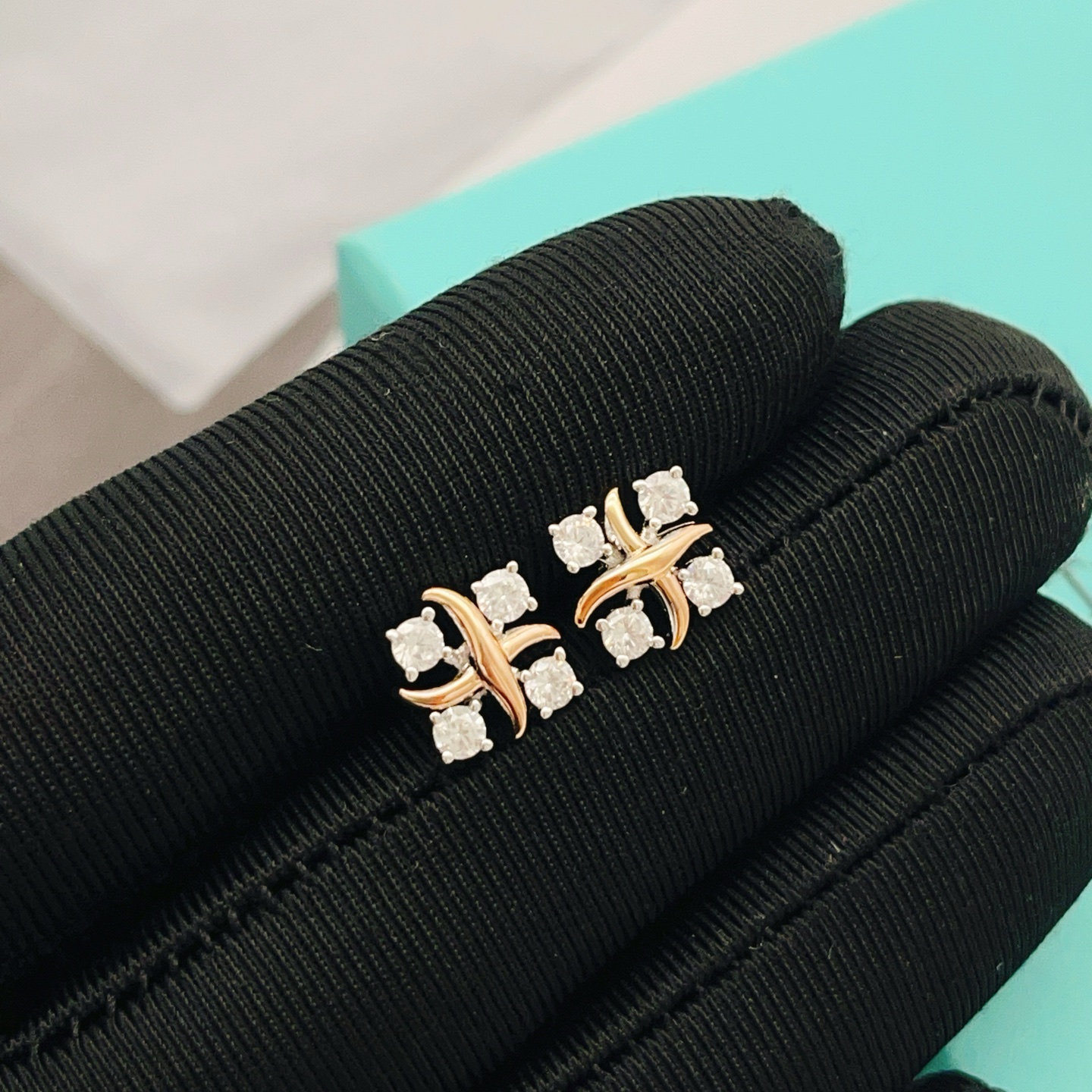 【Tiffany*帝芙尼最新款🆕🆕玫瑰金四钻方钻X耳钉】一致官网黄铜材质，非常的上镜‼️设计很特别值得入
