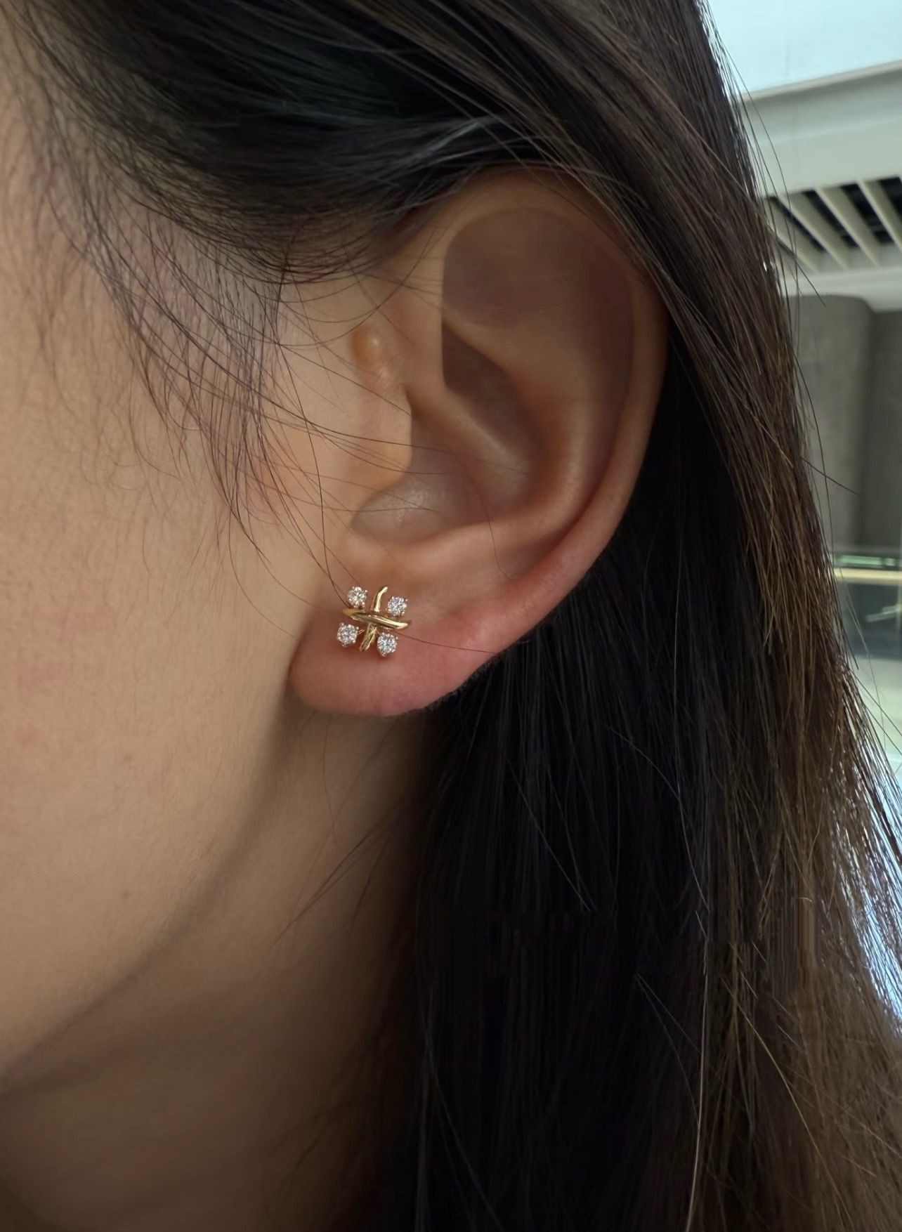 【Tiffany*帝芙尼最新款🆕🆕银色四钻方钻X耳钉】一致官网黄铜材质，非常的上镜‼️设计很特别值得入手