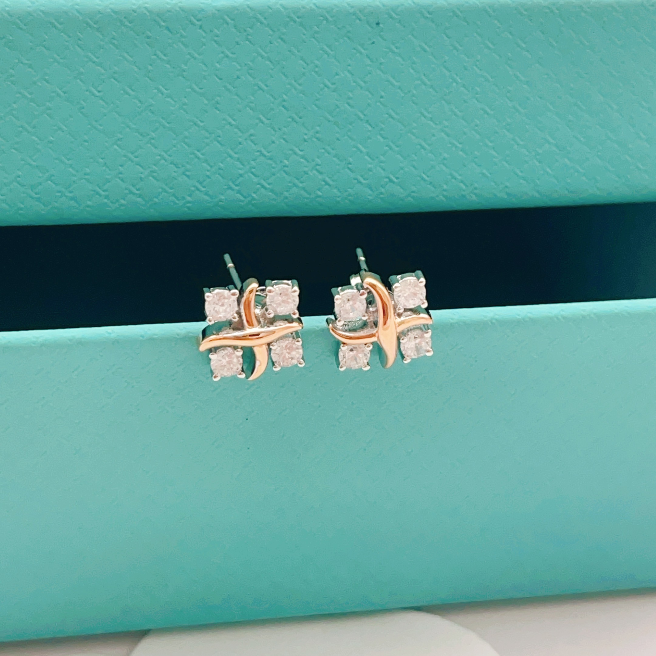 【Tiffany*帝芙尼最新款🆕🆕玫瑰金四钻方钻X耳钉】一致官网黄铜材质，非常的上镜‼️设计很特别值得入