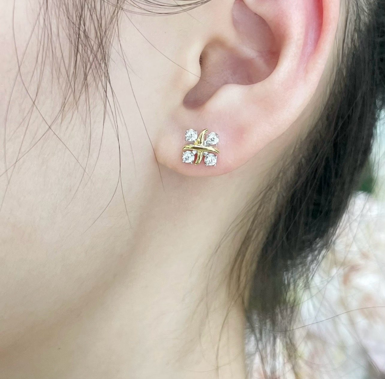 【Tiffany*帝芙尼最新款🆕🆕银色四钻方钻X耳钉】一致官网黄铜材质，非常的上镜‼️设计很特别值得入手