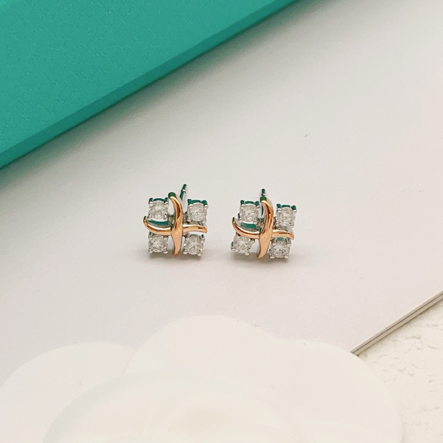 【Tiffany*帝芙尼最新款🆕🆕银色四钻方钻X耳钉】一致官网黄铜材质，非常的上镜‼️设计很特别值得入手