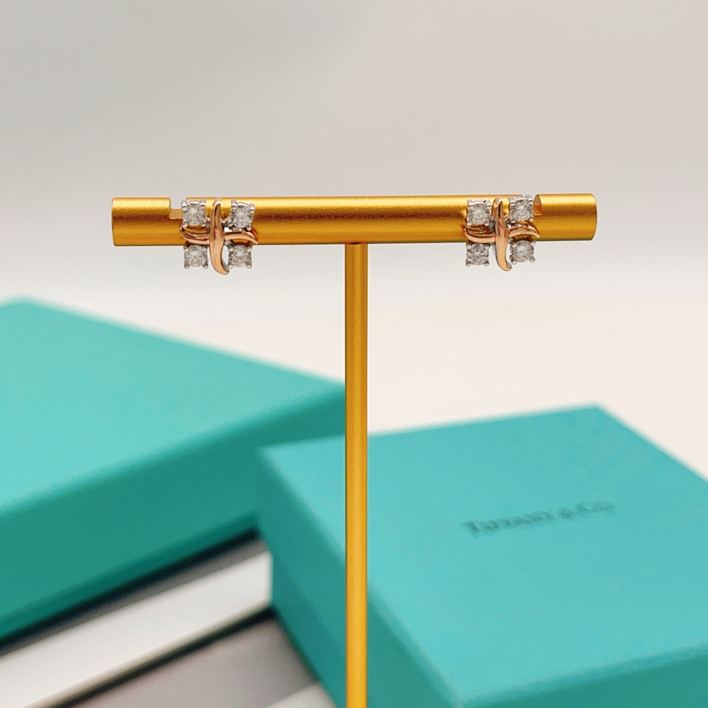 【Tiffany*帝芙尼最新款🆕🆕玫瑰金四钻方钻X耳钉】一致官网黄铜材质，非常的上镜‼️设计很特别值得入