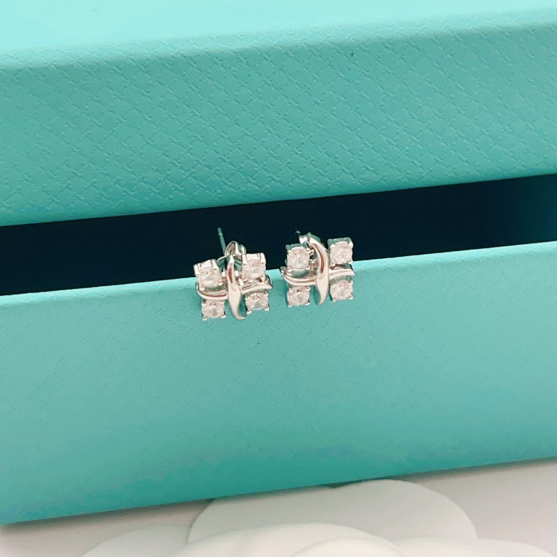 【Tiffany*帝芙尼最新款🆕🆕银色四钻方钻X耳钉】一致官网黄铜材质，非常的上镜‼️设计很特别值得入手