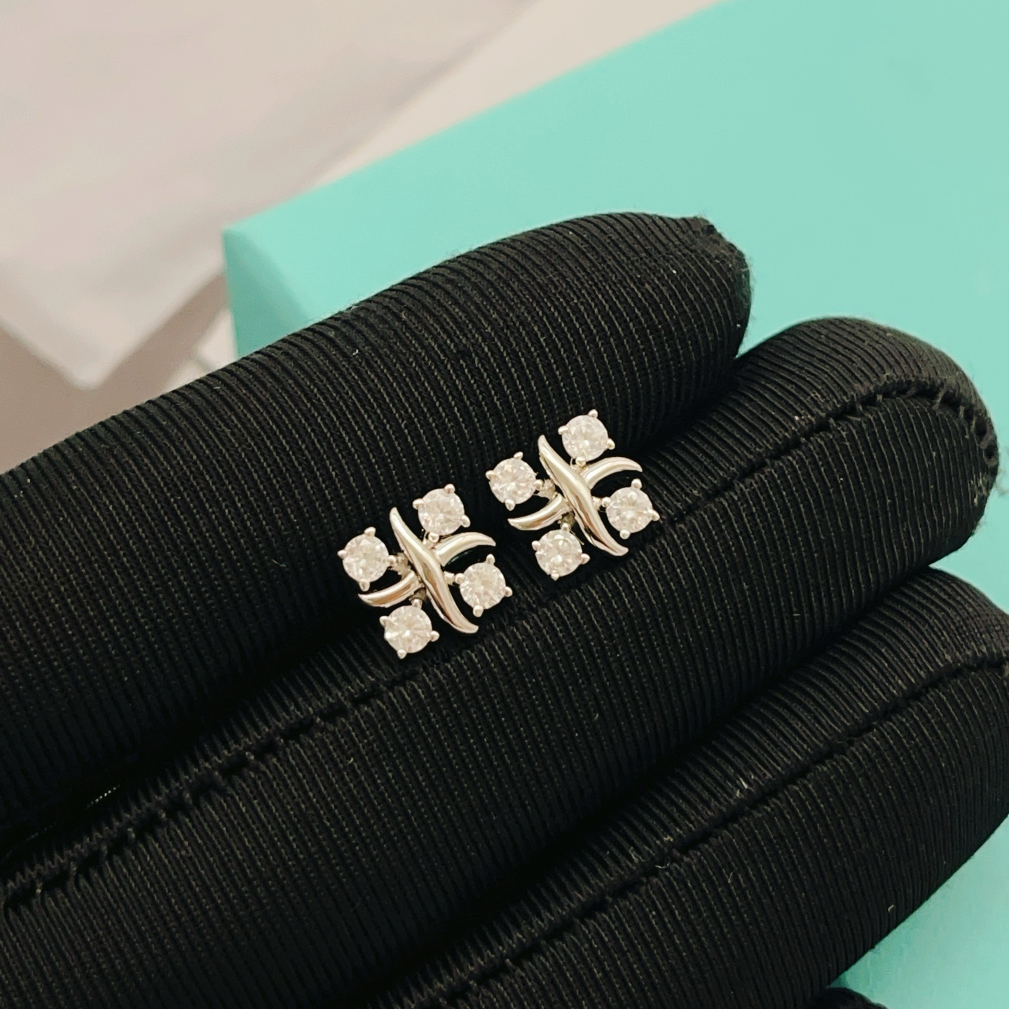【Tiffany*帝芙尼最新款🆕🆕银色四钻方钻X耳钉】一致官网黄铜材质，非常的上镜‼️设计很特别值得入手