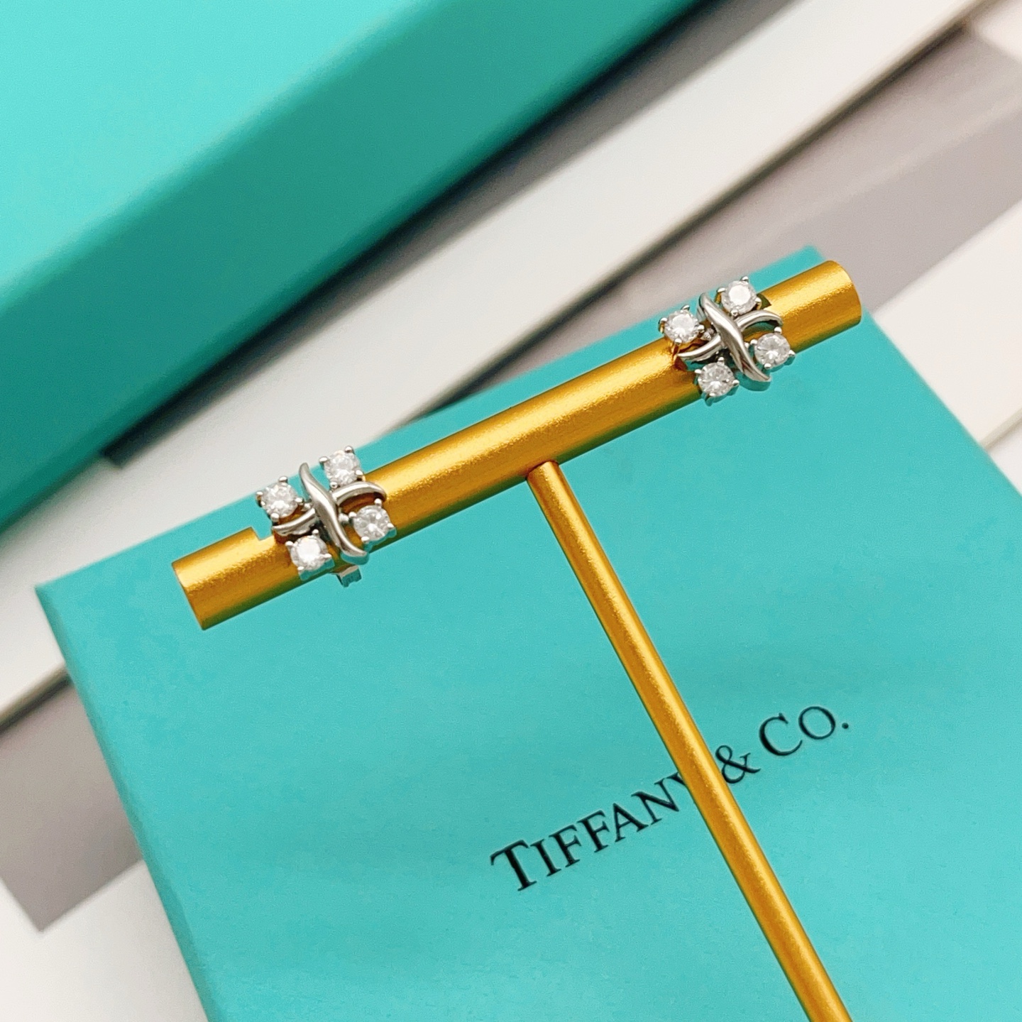 【Tiffany*帝芙尼最新款🆕🆕银色四钻方钻X耳钉】一致官网黄铜材质，非常的上镜‼️设计很特别值得入手