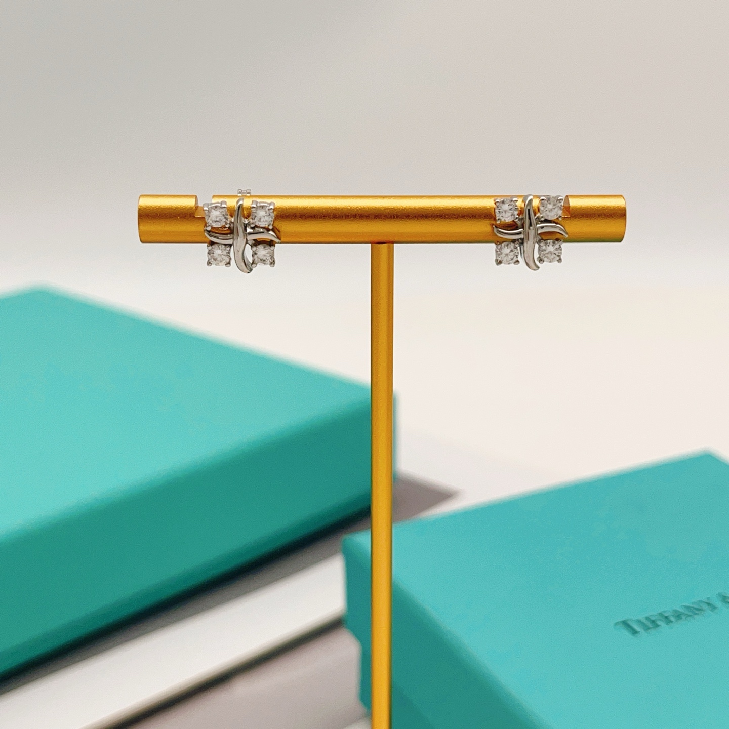 【Tiffany*帝芙尼最新款🆕🆕银色四钻方钻X耳钉】一致官网黄铜材质，非常的上镜‼️设计很特别值得入手