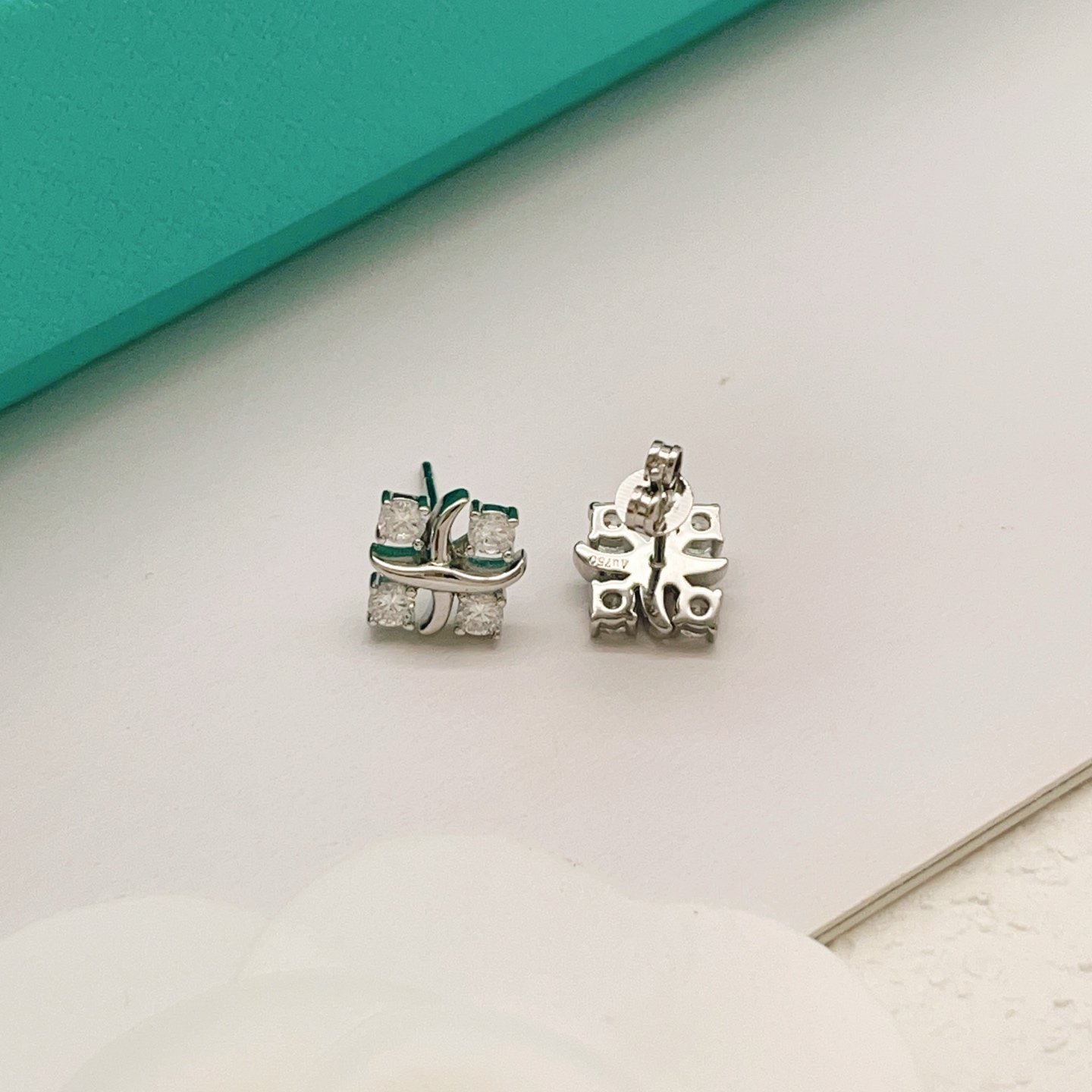 【Tiffany*帝芙尼最新款🆕🆕银色四钻方钻X耳钉】一致官网黄铜材质，非常的上镜‼️设计很特别值得入手