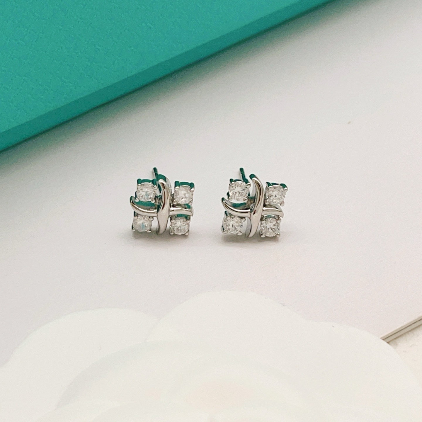 【Tiffany*帝芙尼最新款🆕🆕银色四钻方钻X耳钉】一致官网黄铜材质，非常的上镜‼️设计很特别值得入手