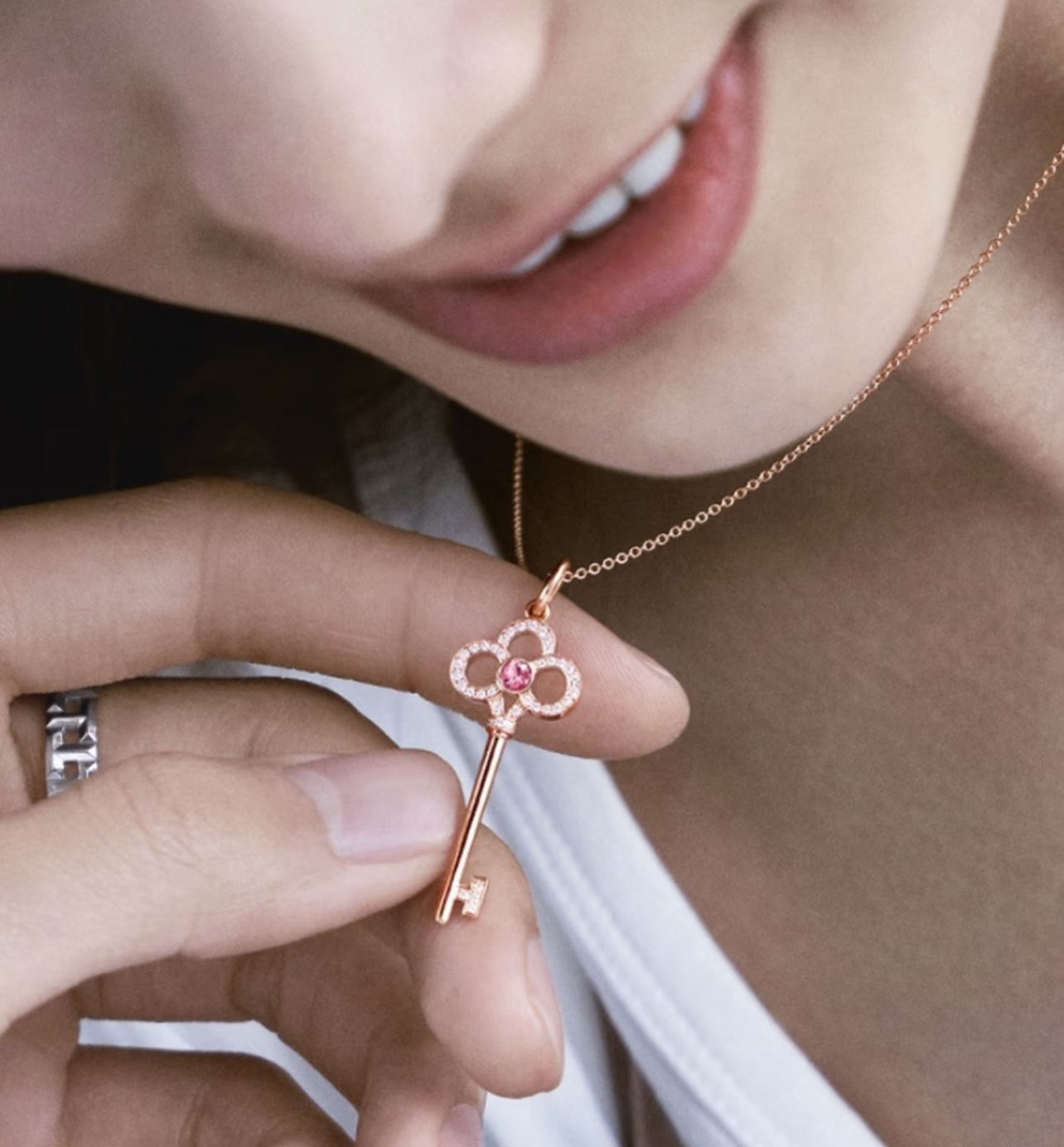 【Tiffany*帝芙尼最新款🆕🆕玫瑰金镶钻红宝石锁匙项链】一致官网黄铜材质，非常的上镜‼️设计很特别值
