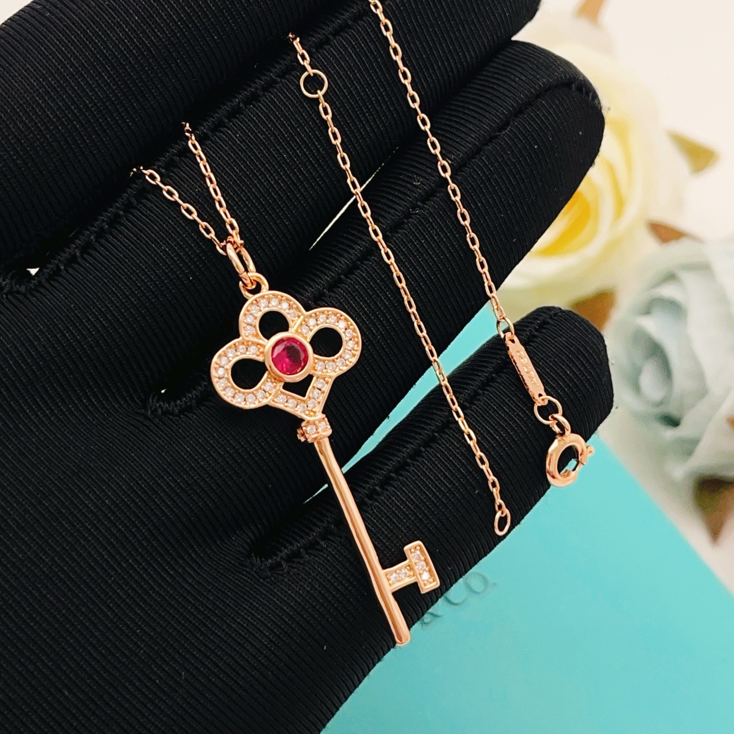 【Tiffany*帝芙尼最新款🆕🆕玫瑰金镶钻红宝石锁匙项链】一致官网黄铜材质，非常的上镜‼️设计很特别值