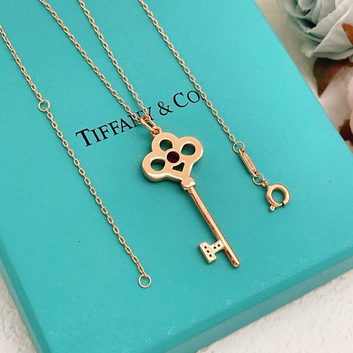 【Tiffany*帝芙尼最新款🆕🆕玫瑰金镶钻红宝石锁匙项链】一致官网黄铜材质，非常的上镜‼️设计很特别值