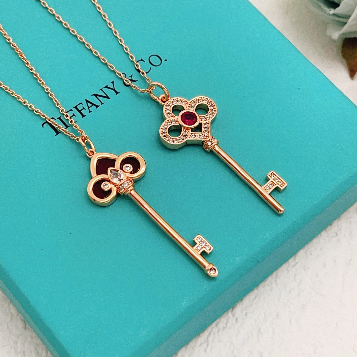 【Tiffany*帝芙尼最新款🆕🆕玫瑰金镶钻红宝石锁匙项链】一致官网黄铜材质，非常的上镜‼️设计很特别值