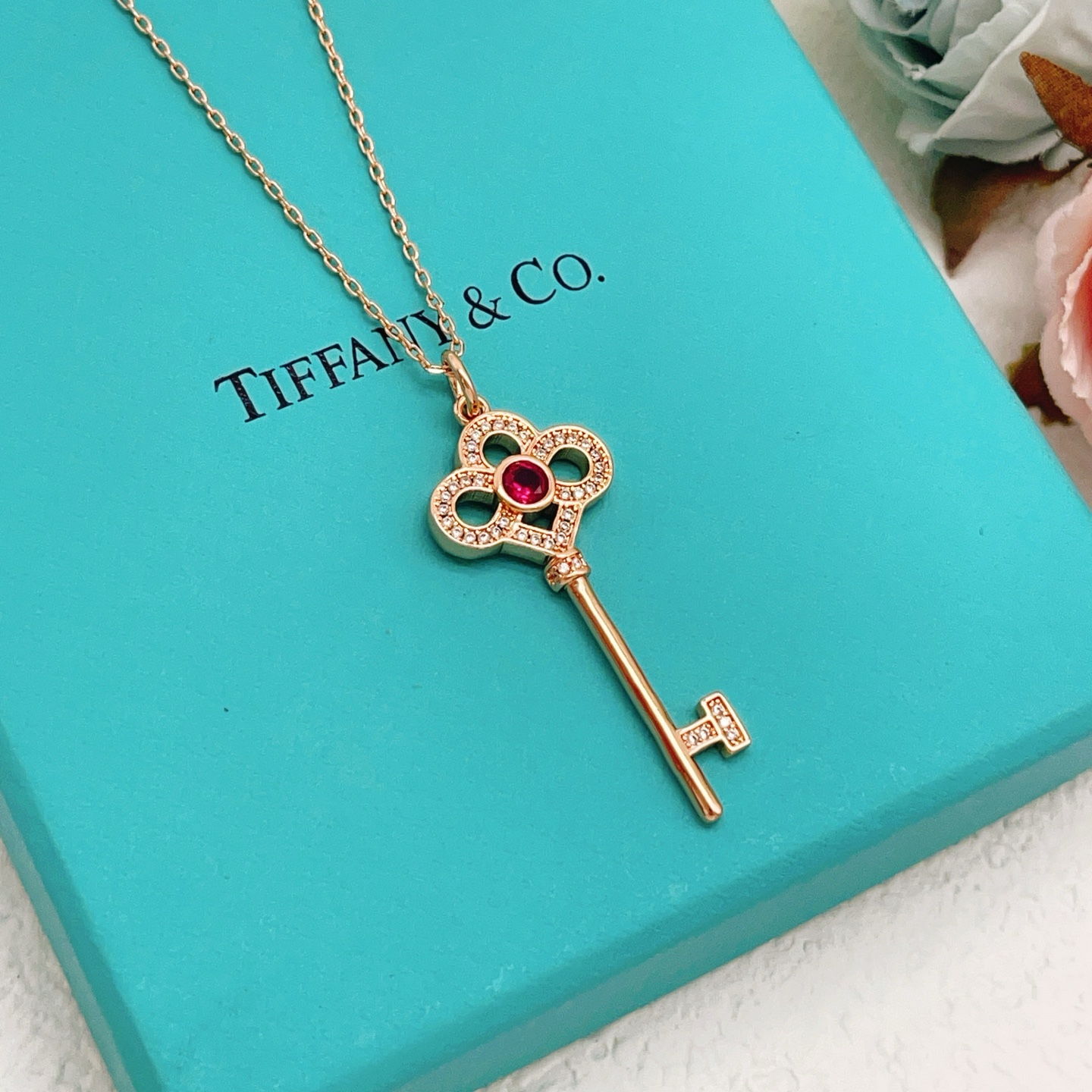 【Tiffany*帝芙尼最新款🆕🆕玫瑰金镶钻红宝石锁匙项链】一致官网黄铜材质，非常的上镜‼️设计很特别值