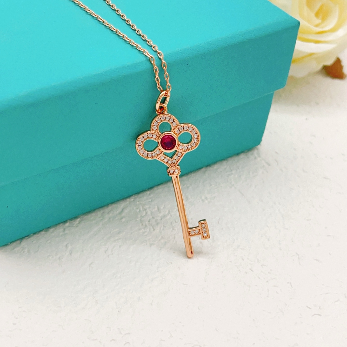 【Tiffany*帝芙尼最新款🆕🆕玫瑰金镶钻红宝石锁匙项链】一致官网黄铜材质，非常的上镜‼️设计很特别值
