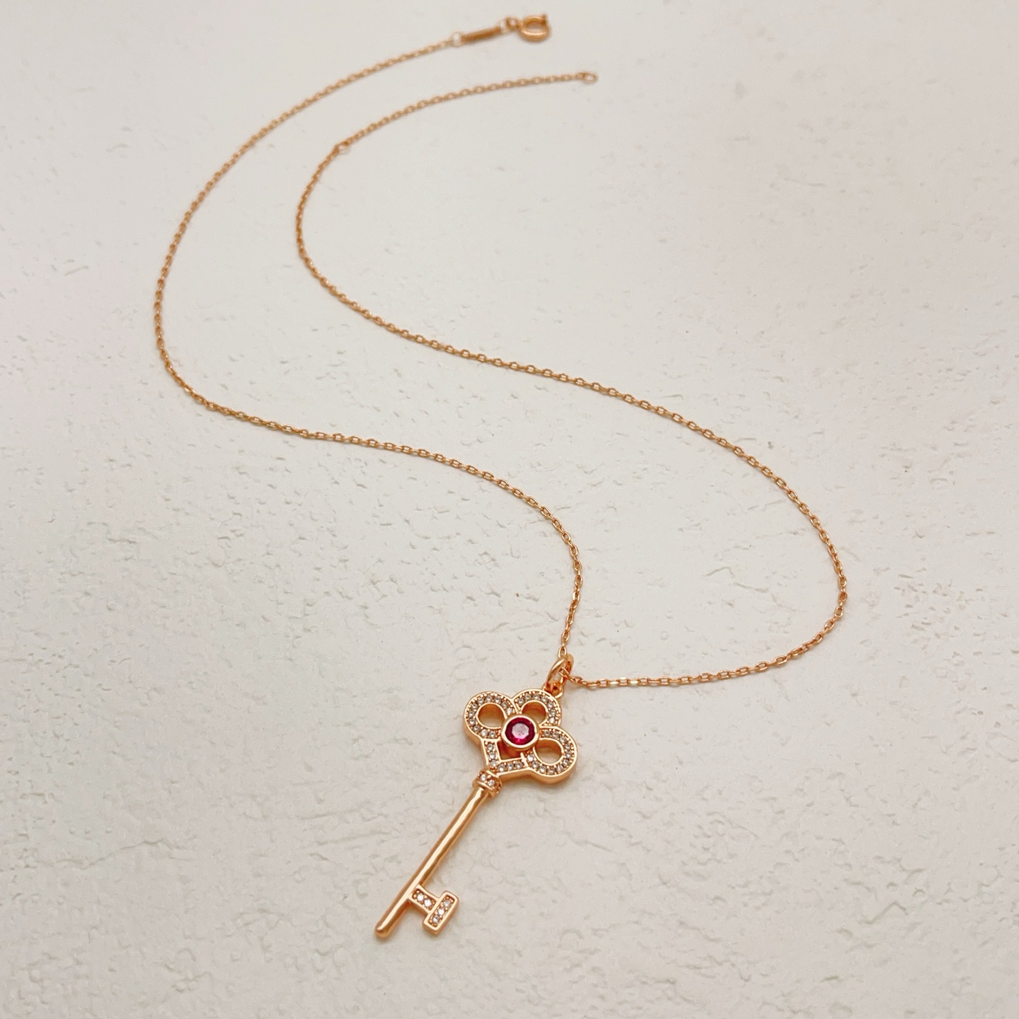 【Tiffany*帝芙尼最新款🆕🆕玫瑰金镶钻红宝石锁匙项链】一致官网黄铜材质，非常的上镜‼️设计很特别值