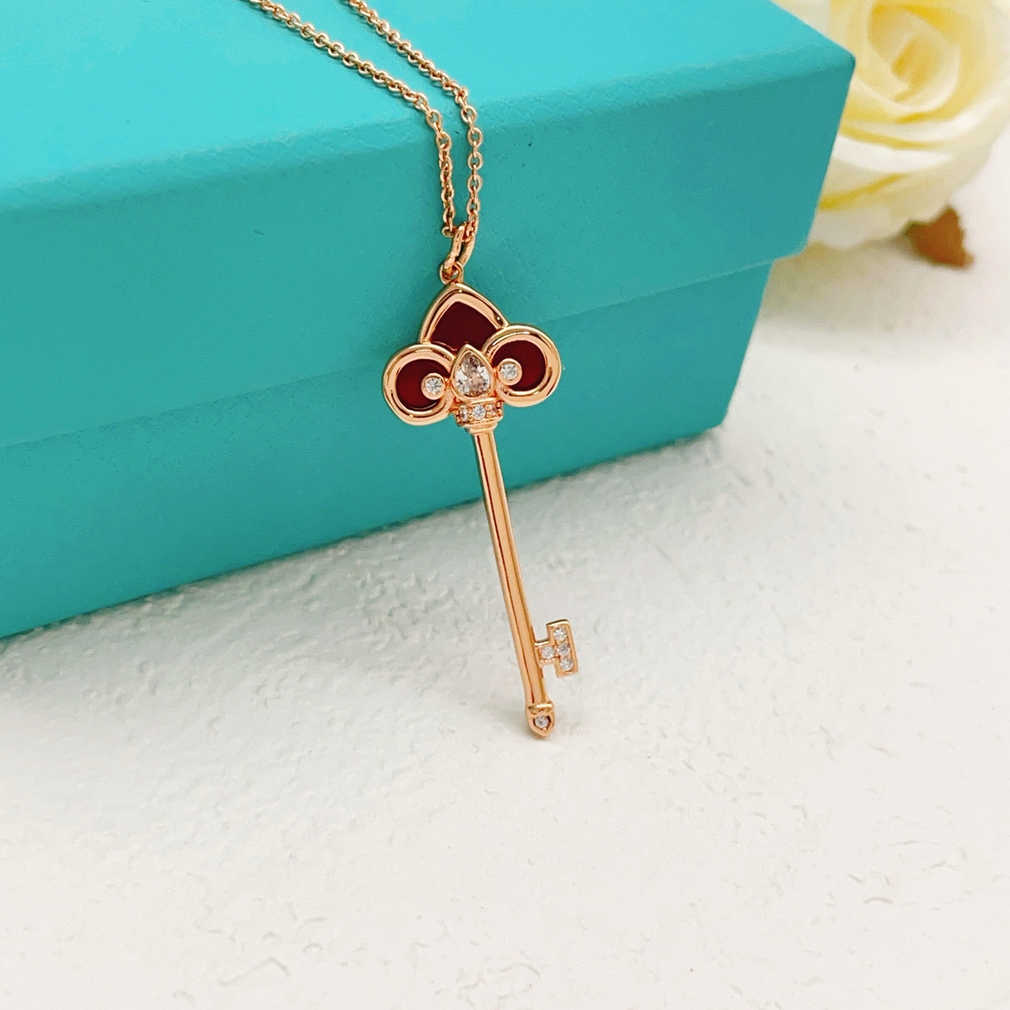 【Tiffany*帝芙尼最新款🆕🆕玫瑰金红贝单钻锁匙项链】一致官网黄铜材质，非常的上镜‼️设计很特别值得
