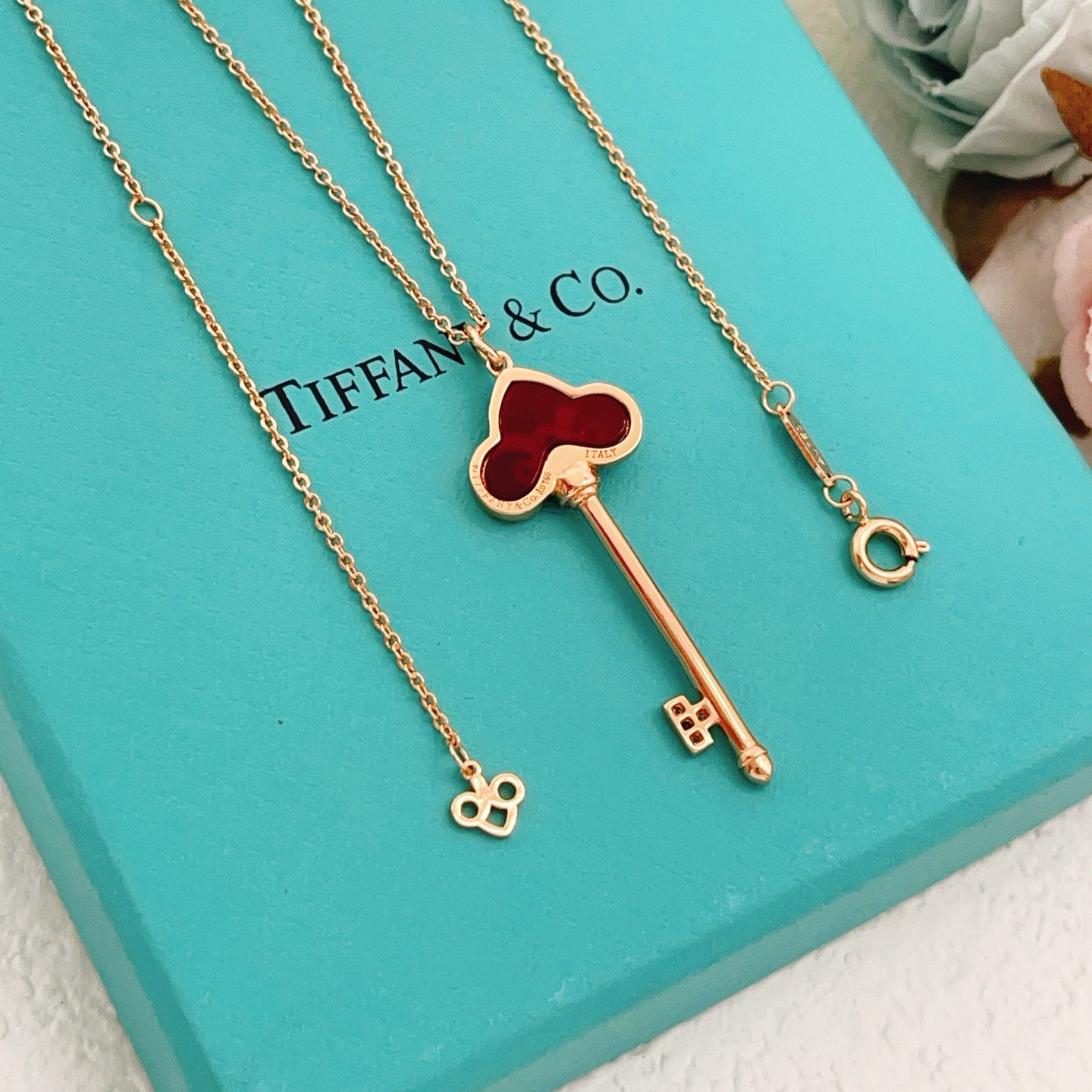 【Tiffany*帝芙尼最新款🆕🆕玫瑰金红贝单钻锁匙项链】一致官网黄铜材质，非常的上镜‼️设计很特别值得
