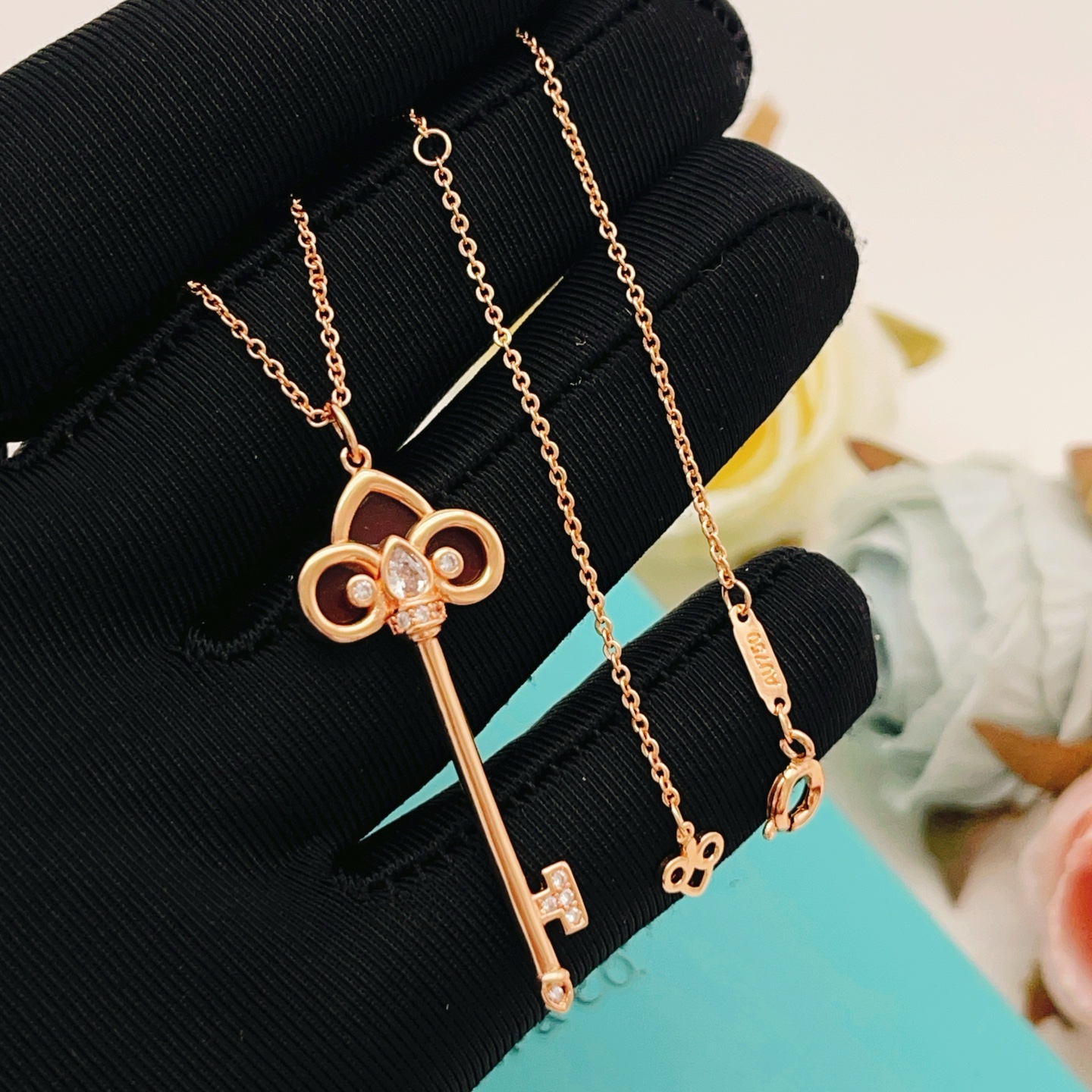 【Tiffany*帝芙尼最新款🆕🆕玫瑰金红贝单钻锁匙项链】一致官网黄铜材质，非常的上镜‼️设计很特别值得