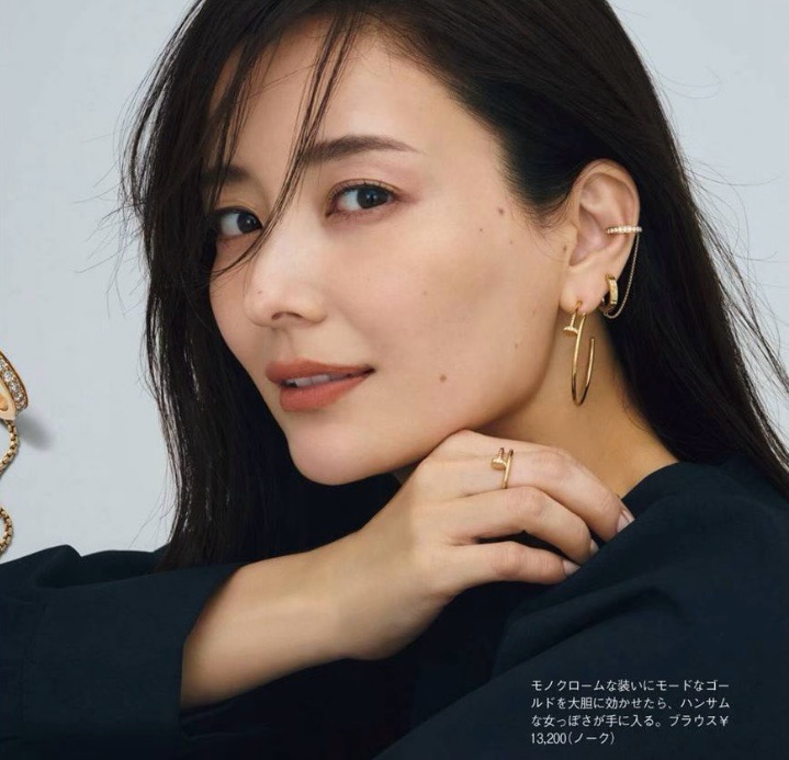 【Cartie*卡地亚最新款🆕🆕金色光面半圆形钉子耳环】一致官网黄铜材质，非常的上镜‼️设计很特别值得入
