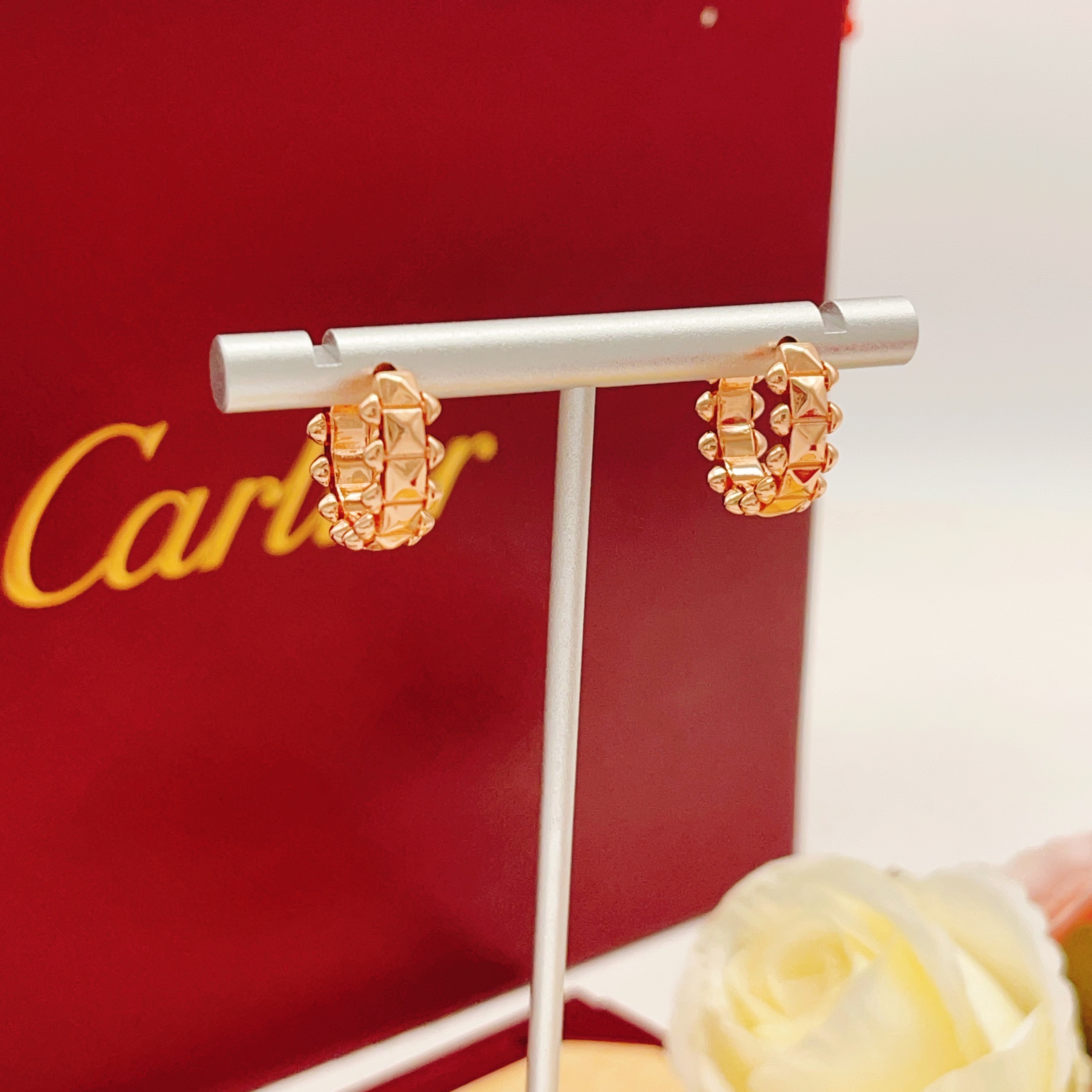 【Cartier*卡地亚最新款🆕🆕玫瑰金光面钉子耳钉】一致官网黄铜材质，非常的上镜‼️设计很特别值得入手