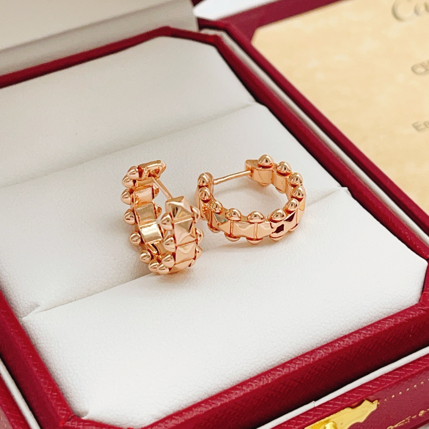 【Cartier*卡地亚最新款🆕🆕玫瑰金光面钉子耳钉】一致官网黄铜材质，非常的上镜‼️设计很特别值得入手