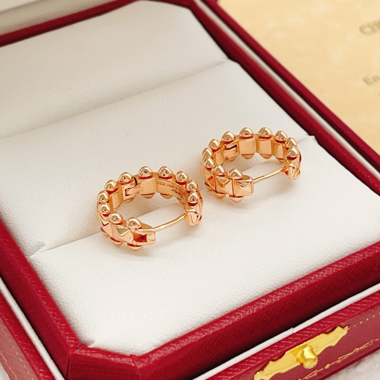 【Cartier*卡地亚最新款🆕🆕玫瑰金光面钉子耳钉】一致官网黄铜材质，非常的上镜‼️设计很特别值得入手
