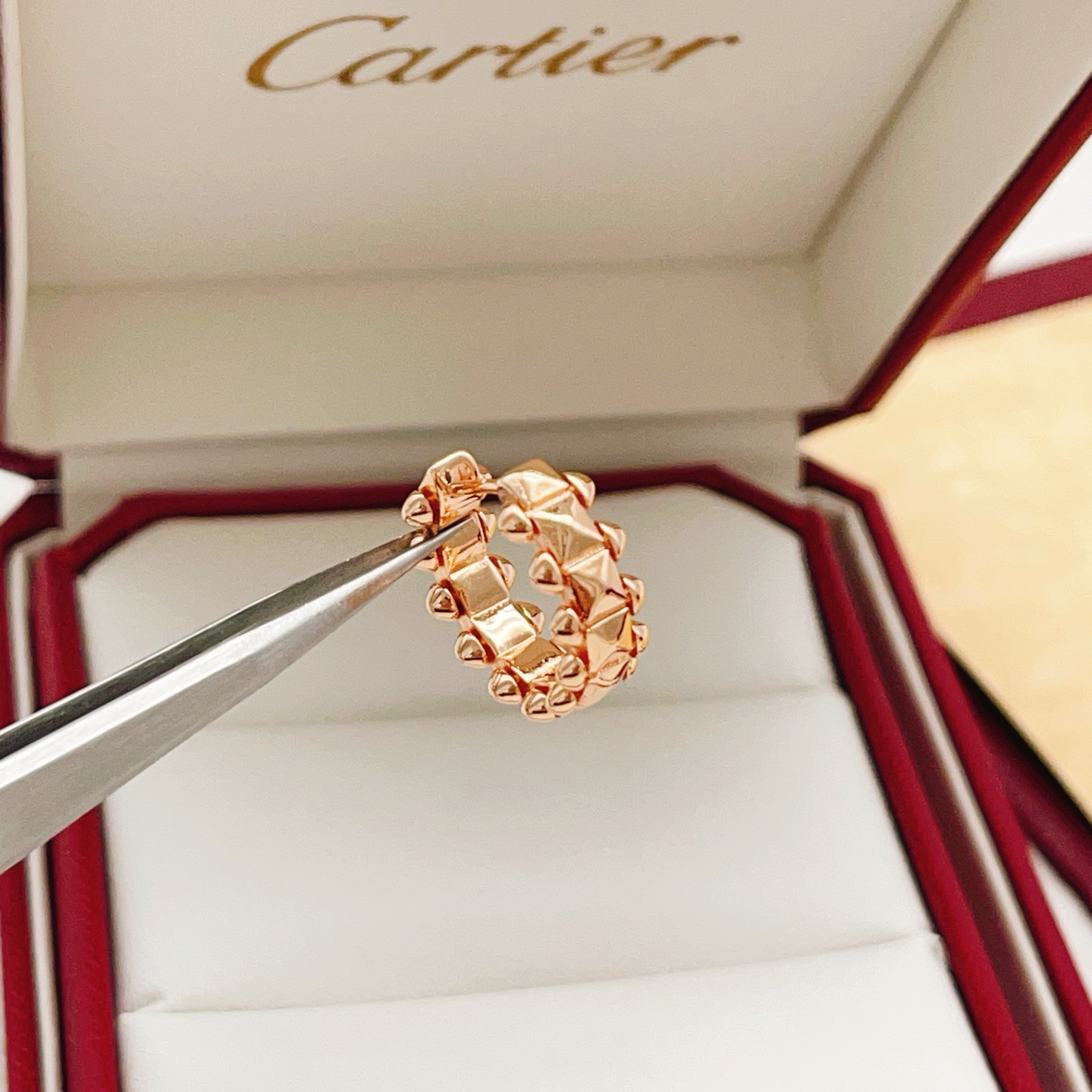 【Cartier*卡地亚最新款🆕🆕玫瑰金光面钉子耳钉】一致官网黄铜材质，非常的上镜‼️设计很特别值得入手