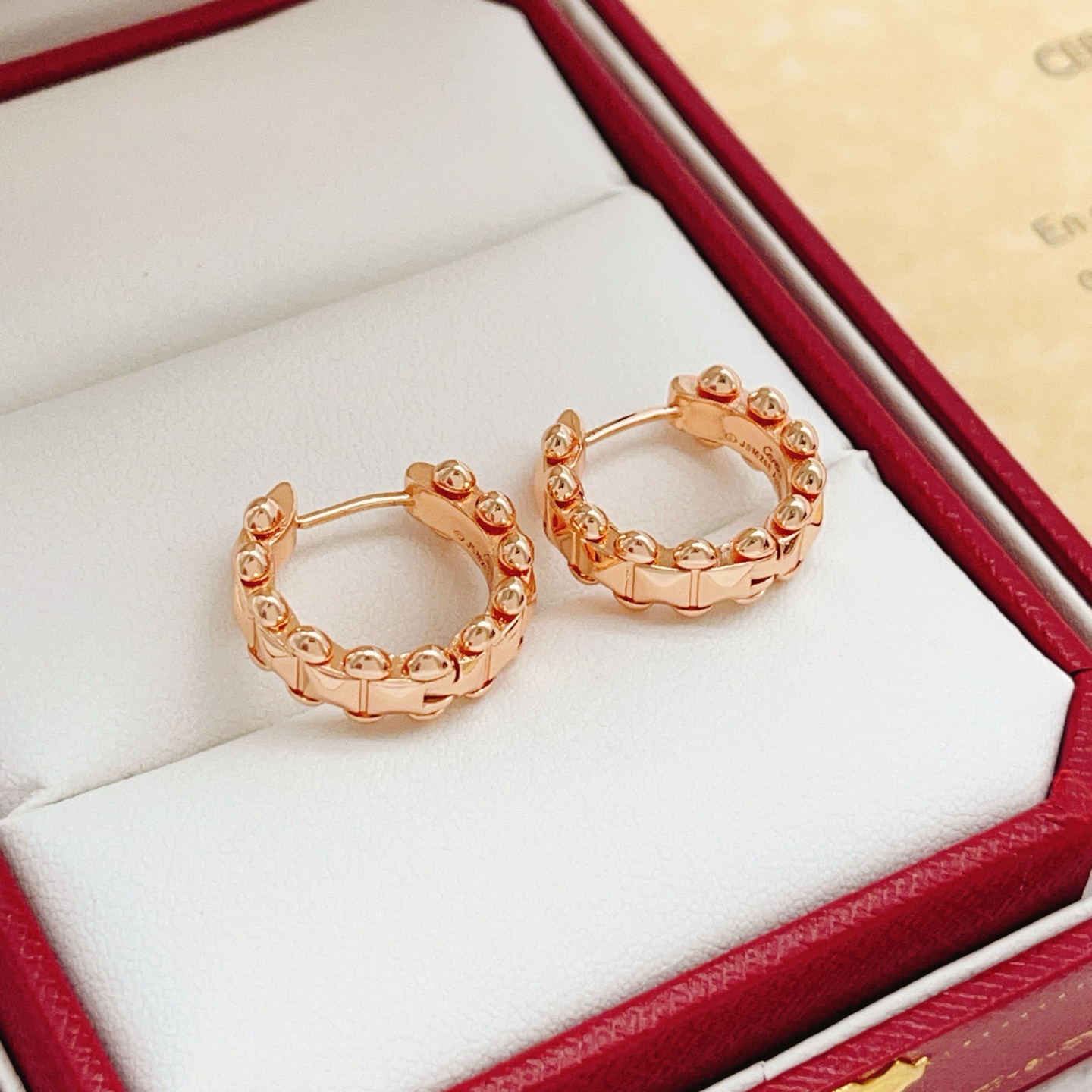【Cartier*卡地亚最新款🆕🆕玫瑰金光面钉子耳钉】一致官网黄铜材质，非常的上镜‼️设计很特别值得入手