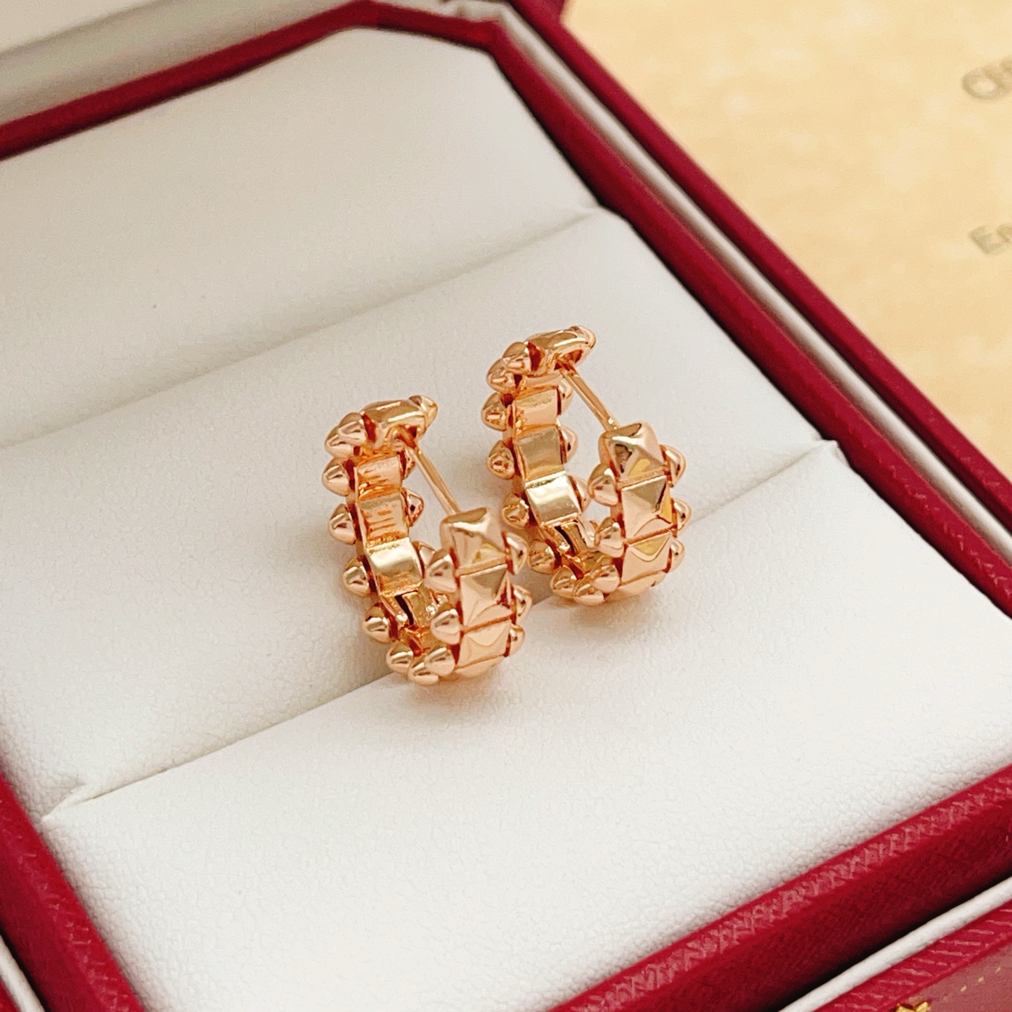 【Cartier*卡地亚最新款🆕🆕玫瑰金光面钉子耳钉】一致官网黄铜材质，非常的上镜‼️设计很特别值得入手