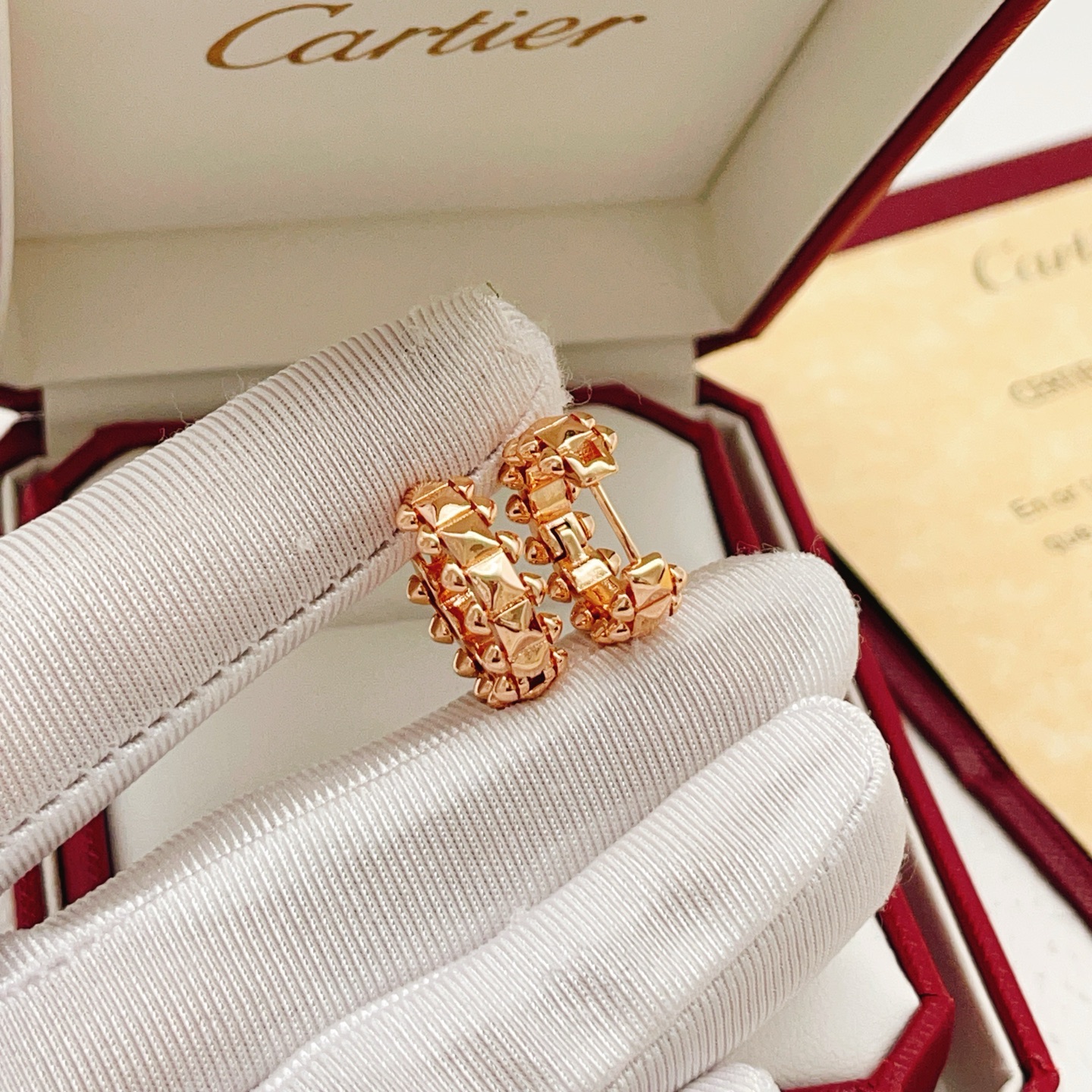 【Cartier*卡地亚最新款🆕🆕玫瑰金光面钉子耳钉】一致官网黄铜材质，非常的上镜‼️设计很特别值得入手