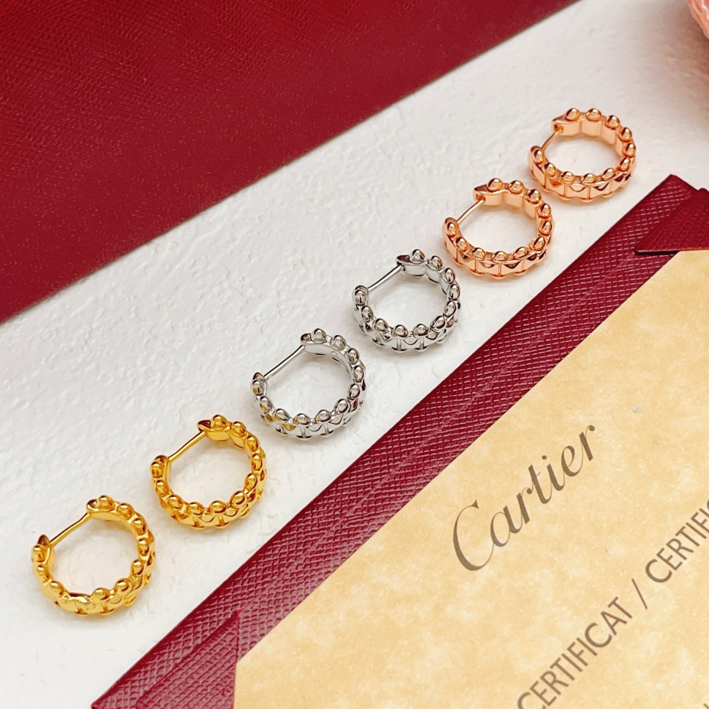 【Cartier*卡地亚最新款🆕🆕银色光面钉子耳钉】一致官网黄铜材质，非常的上镜‼️设计很特别值得入手。