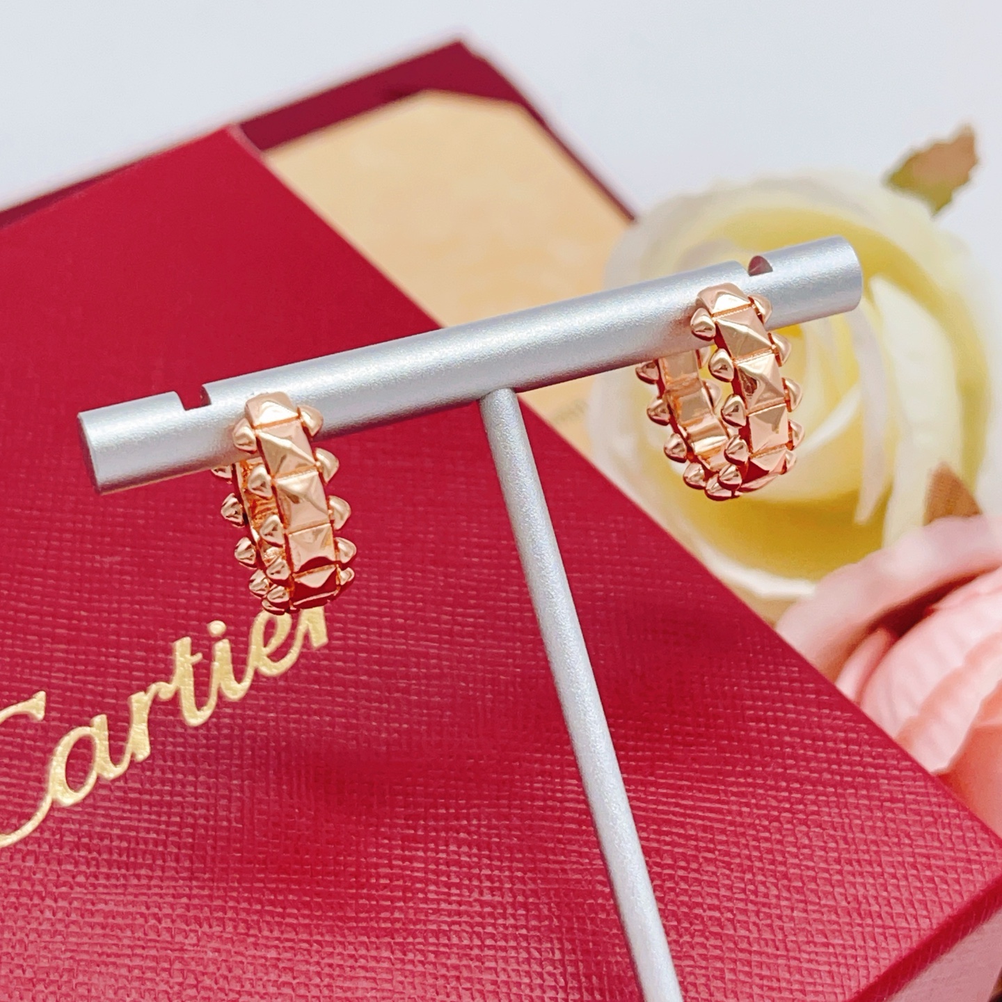 【Cartier*卡地亚最新款🆕🆕玫瑰金光面钉子耳钉】一致官网黄铜材质，非常的上镜‼️设计很特别值得入手