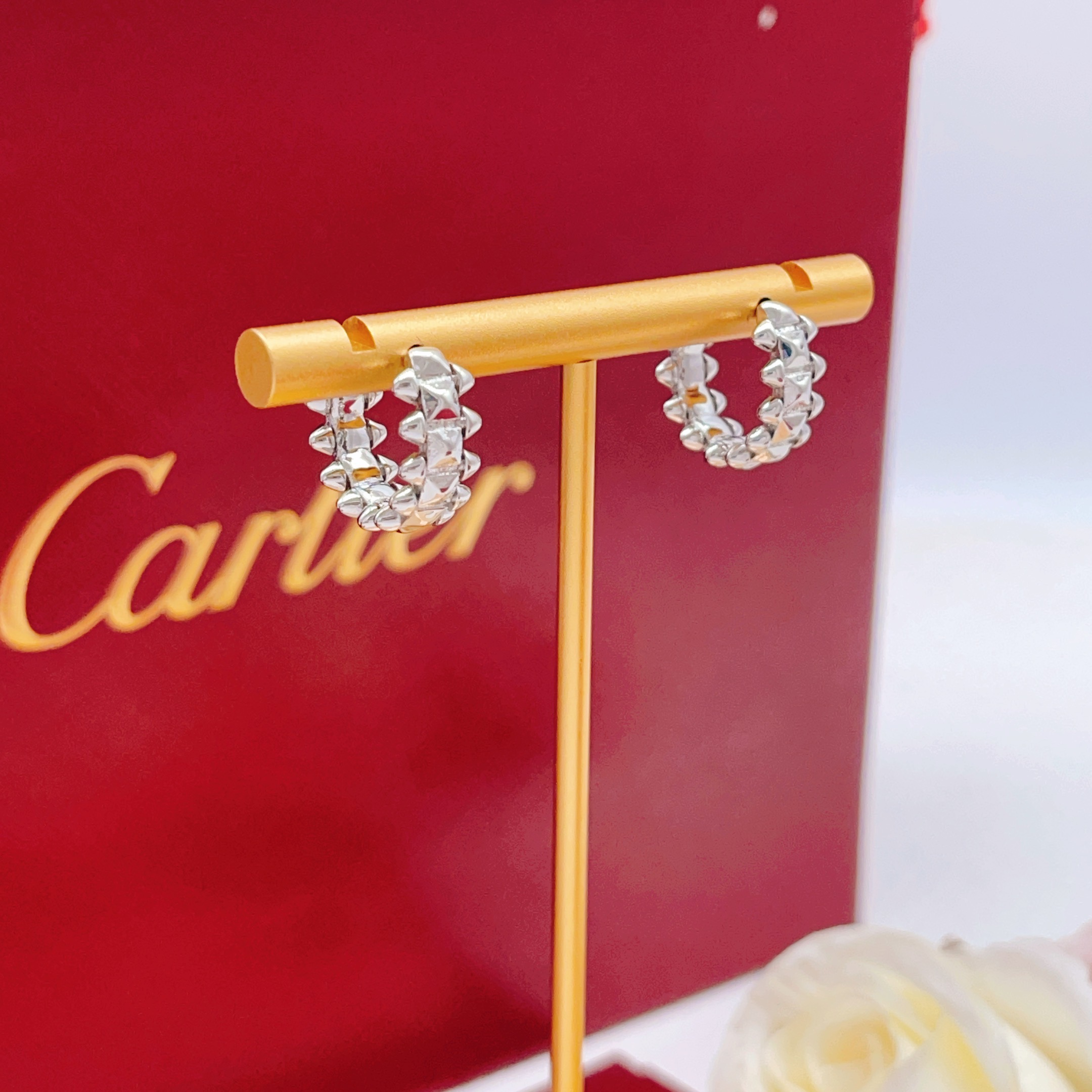 【Cartier*卡地亚最新款🆕🆕银色光面钉子耳钉】一致官网黄铜材质，非常的上镜‼️设计很特别值得入手。