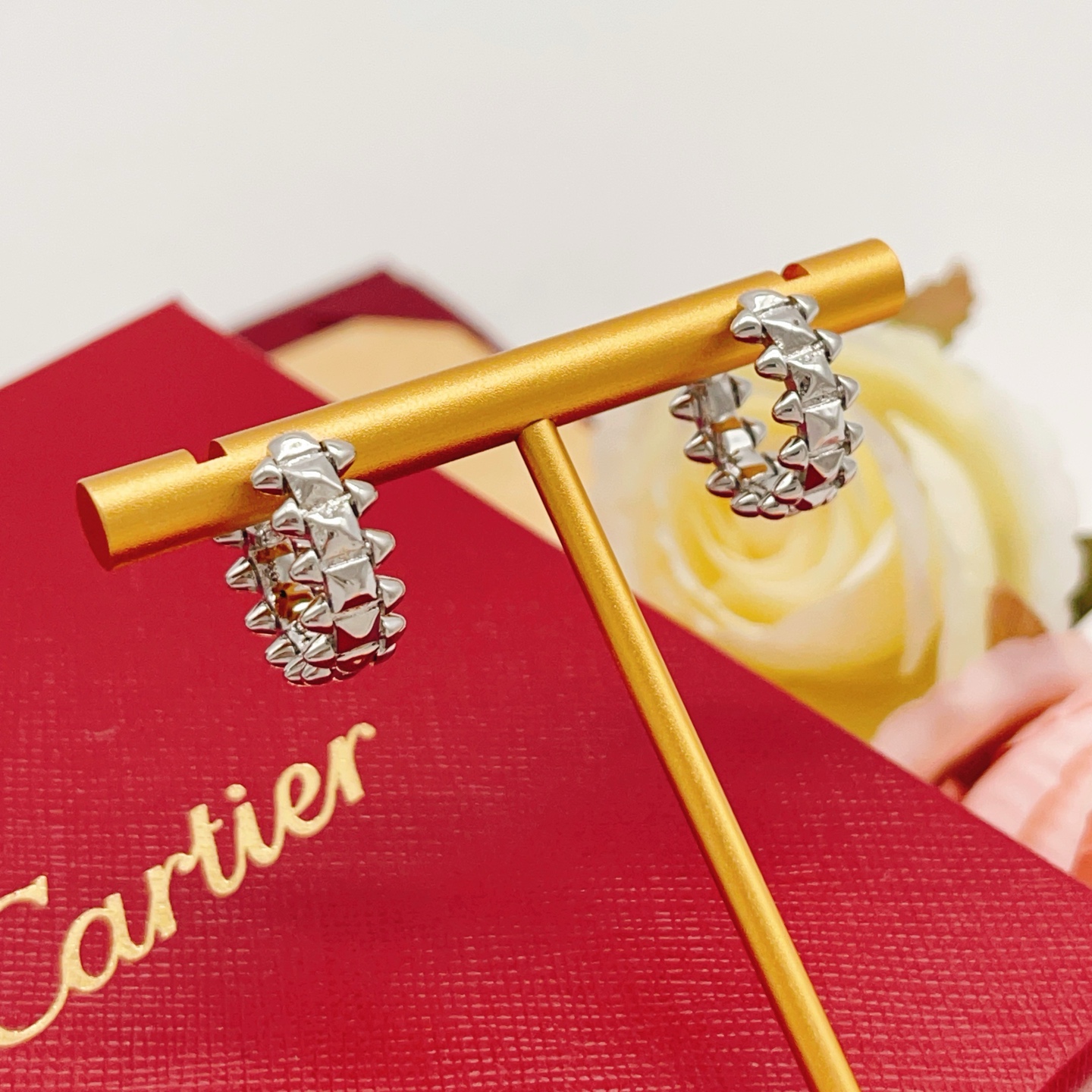 【Cartier*卡地亚最新款🆕🆕银色光面钉子耳钉】一致官网黄铜材质，非常的上镜‼️设计很特别值得入手。