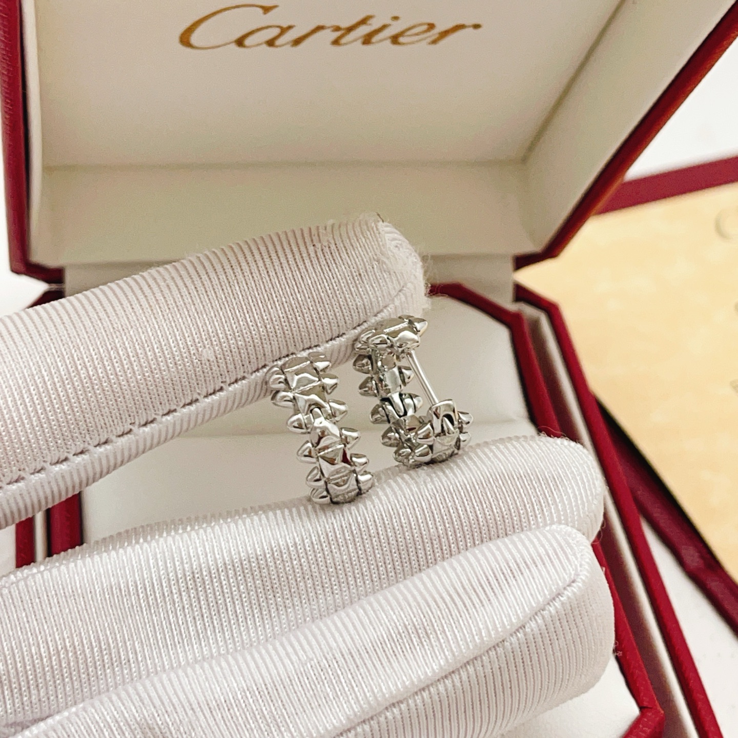 【Cartier*卡地亚最新款🆕🆕银色光面钉子耳钉】一致官网黄铜材质，非常的上镜‼️设计很特别值得入手。