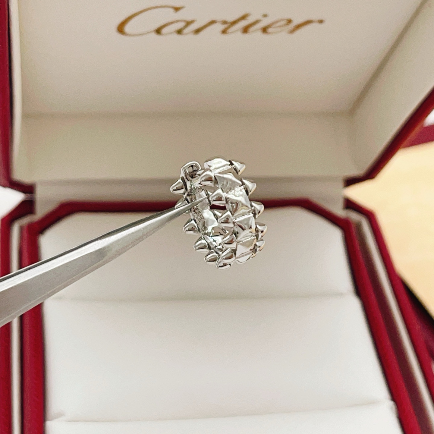 【Cartier*卡地亚最新款🆕🆕银色光面钉子耳钉】一致官网黄铜材质，非常的上镜‼️设计很特别值得入手。